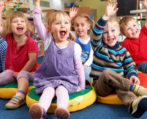 Partizipation in Kindergarten und Kita: Sitzende Gruppe von Kindern, die sich an einer Entscheidung beteiligt