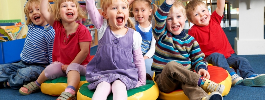 Partizipation in Kindergarten und Kita: Sitzende Gruppe von Kindern, die sich an einer Entscheidung beteiligt