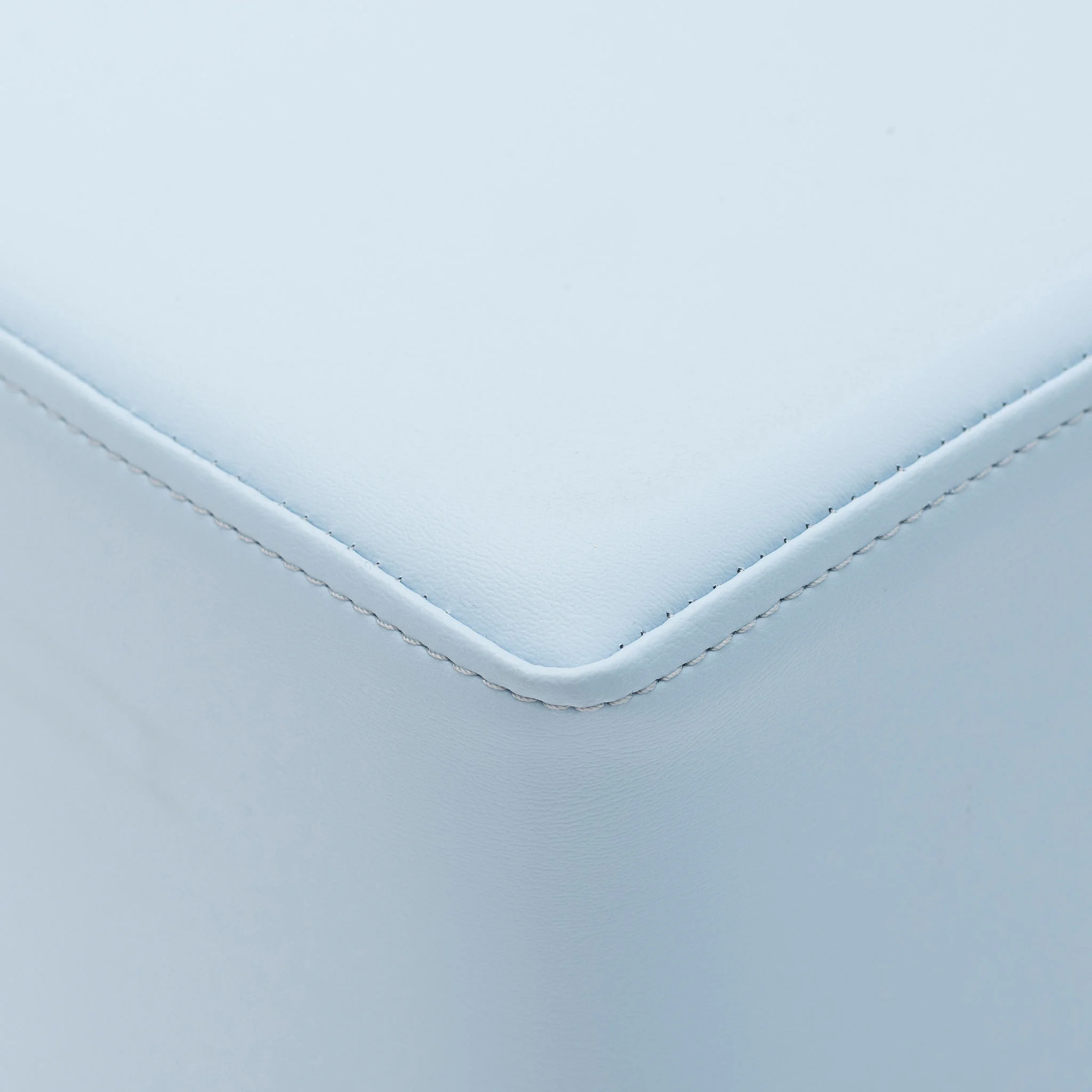 Leder, Taschenkante, Stich, Hauch von Blau, Schnittkante
