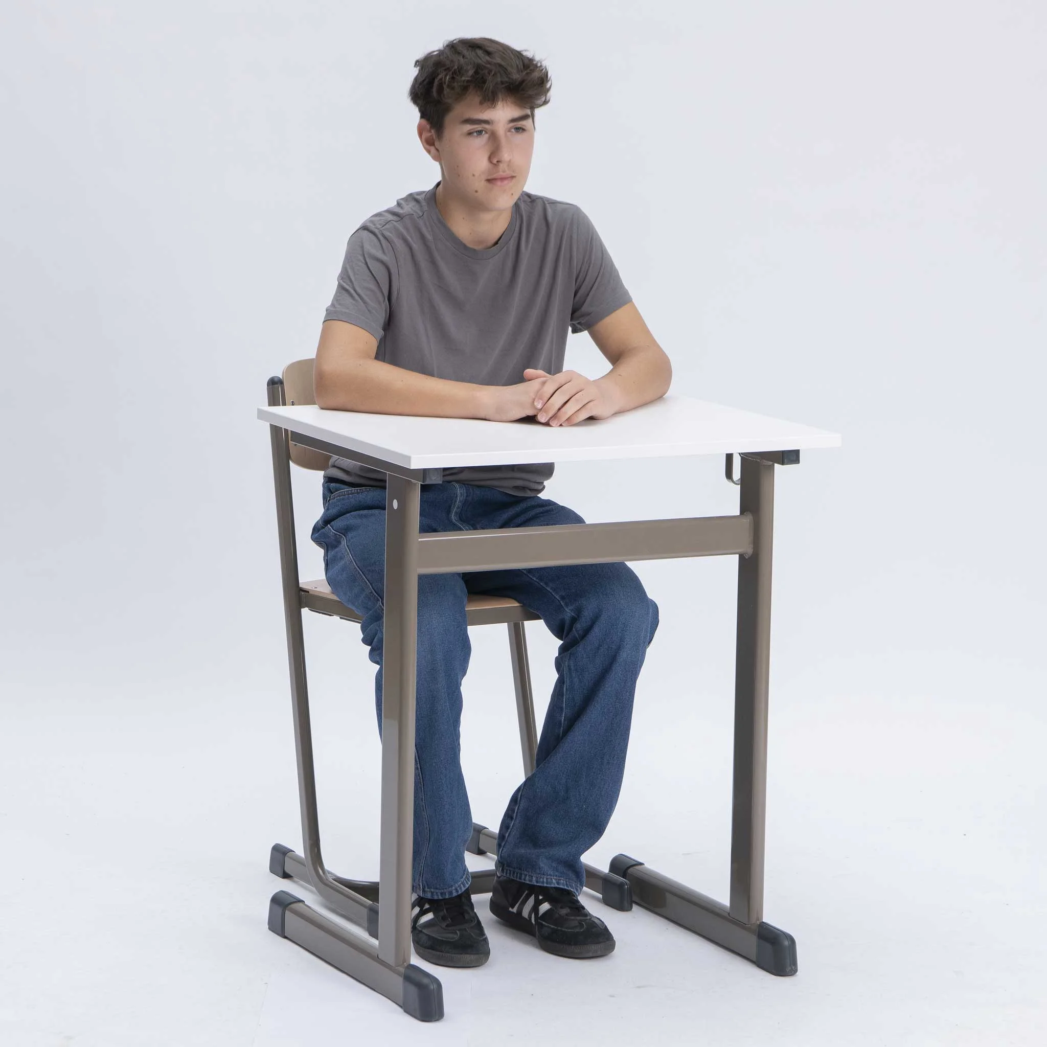 schreibtisch, Schulbank, Kleiner Tisch, Studentenstuhl, Hochstuhl?