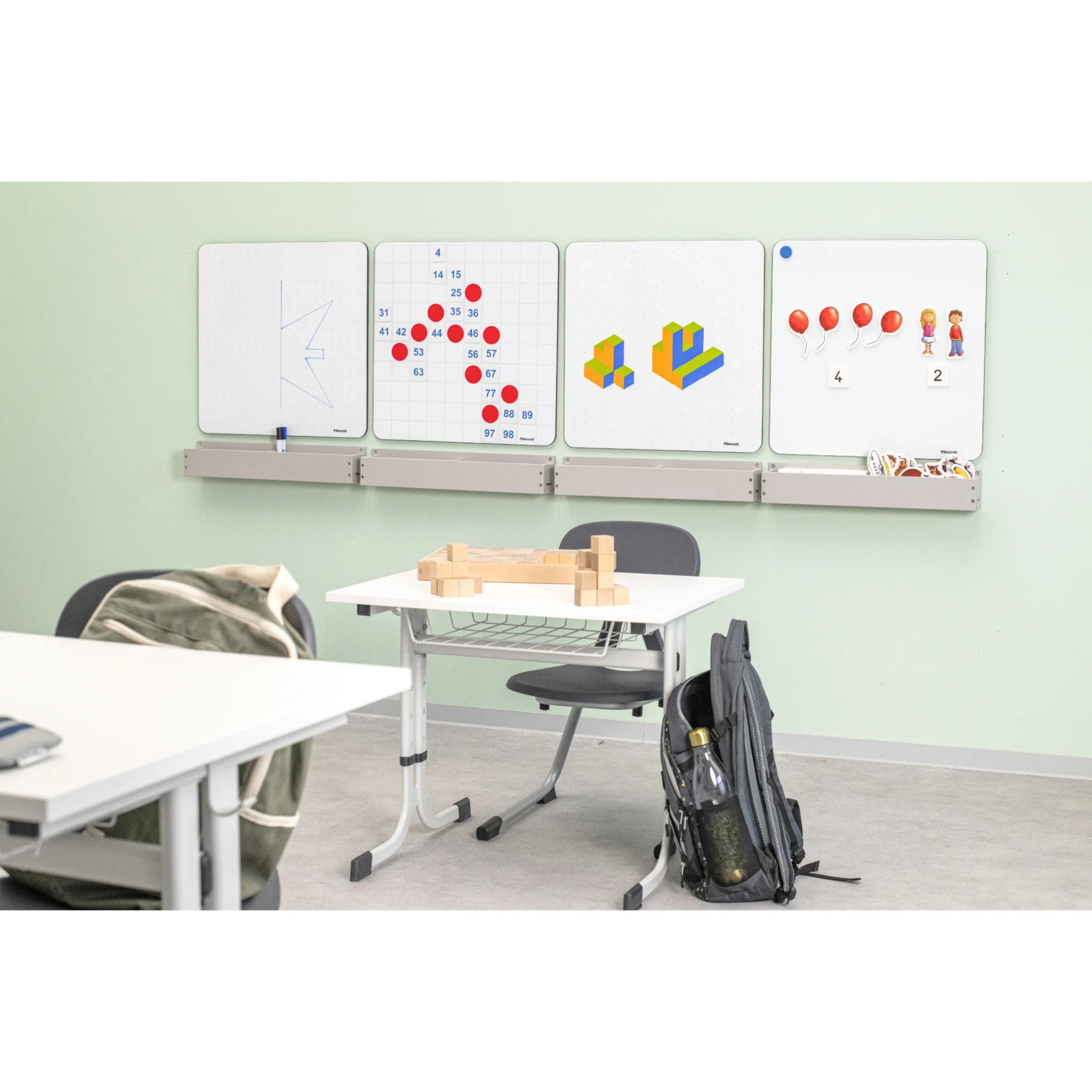 Klassenzimmer, Schreibtische, Whiteboard, Rucksack, Holzblöcke