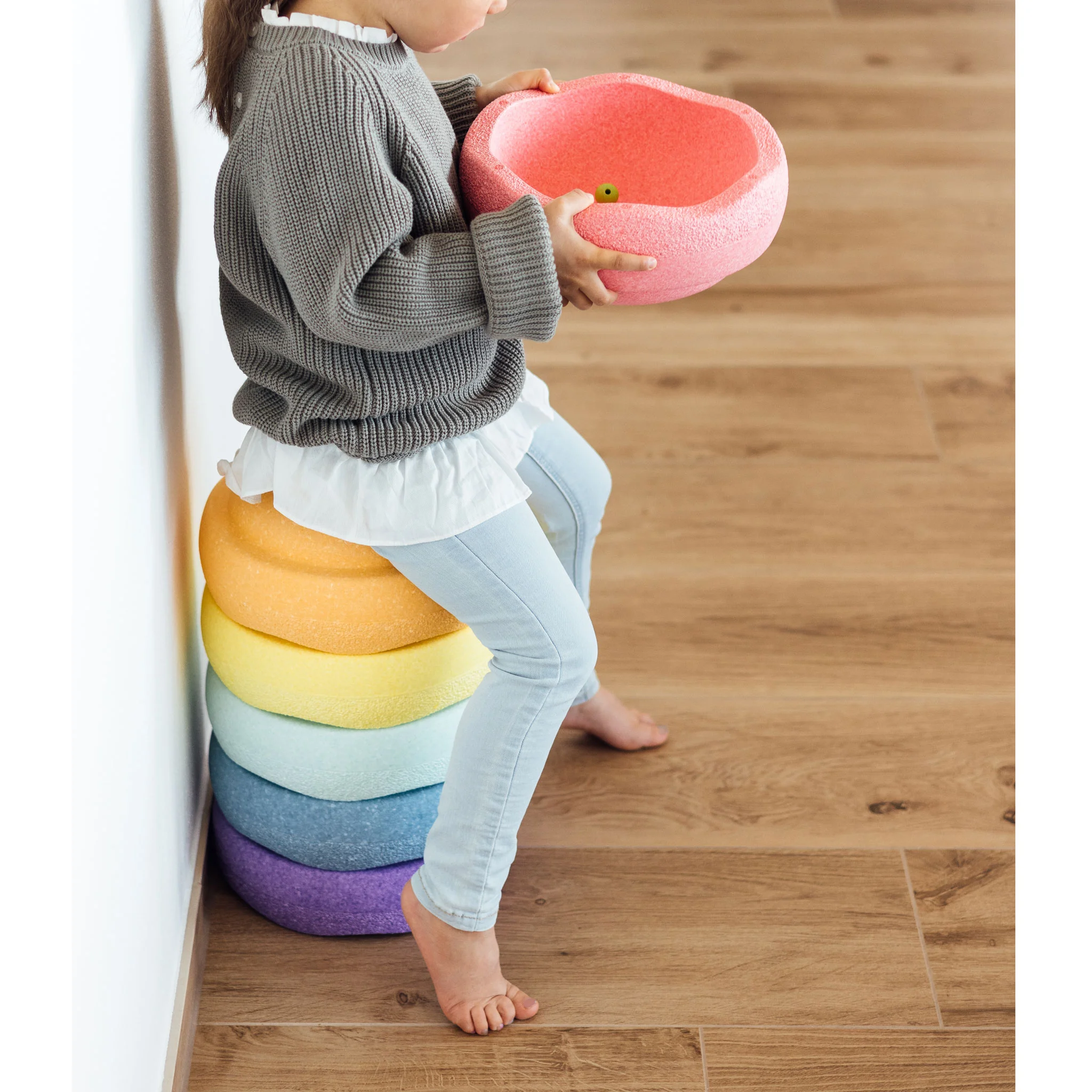 foam pillow, gestapelte kissen, regenbogenfarben, pinkfarbener schüssel?, kinderstuhl