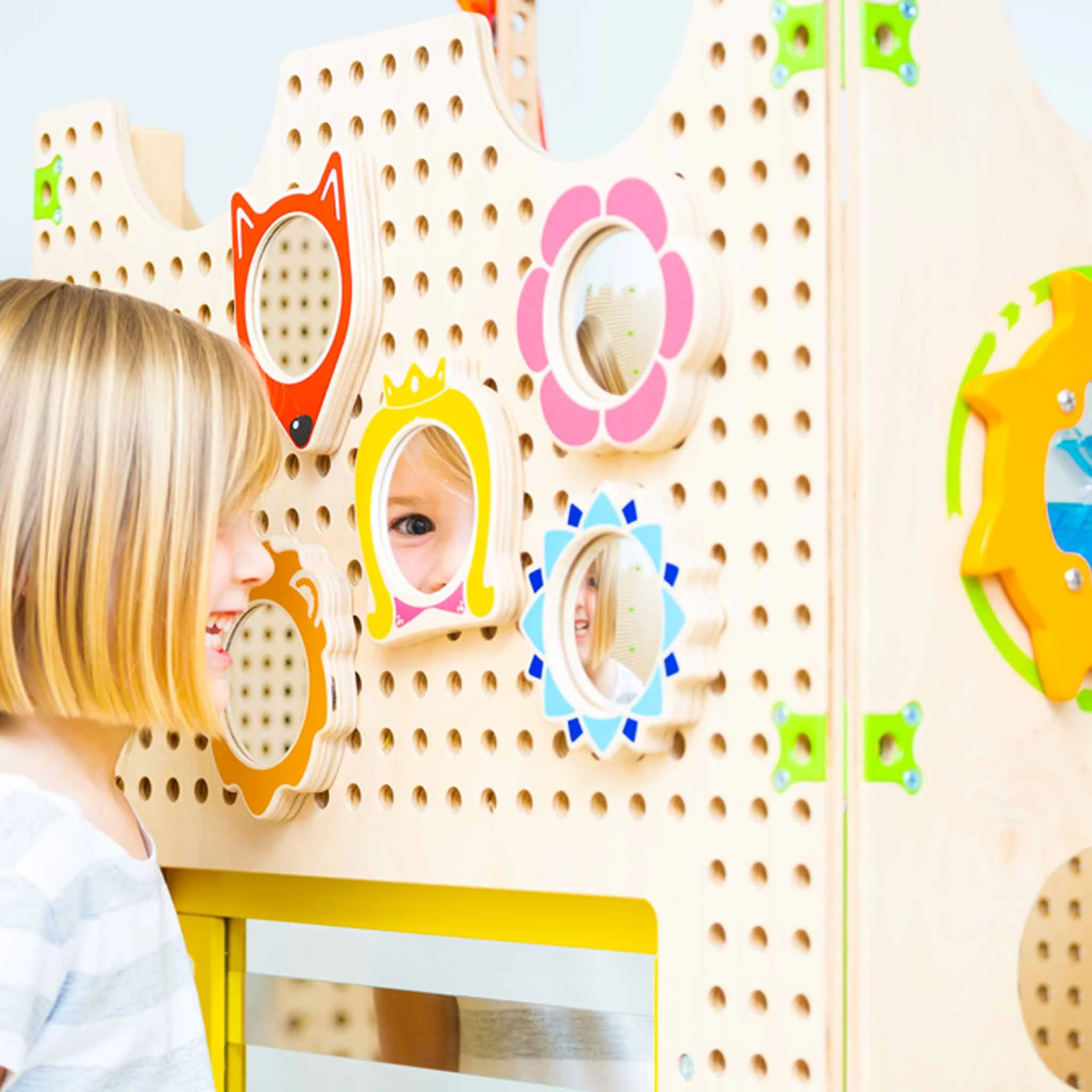 holzperforiertboard, kinderaktivität, interaktives Spielzeug, bunte Zahnräder, kinderspiel