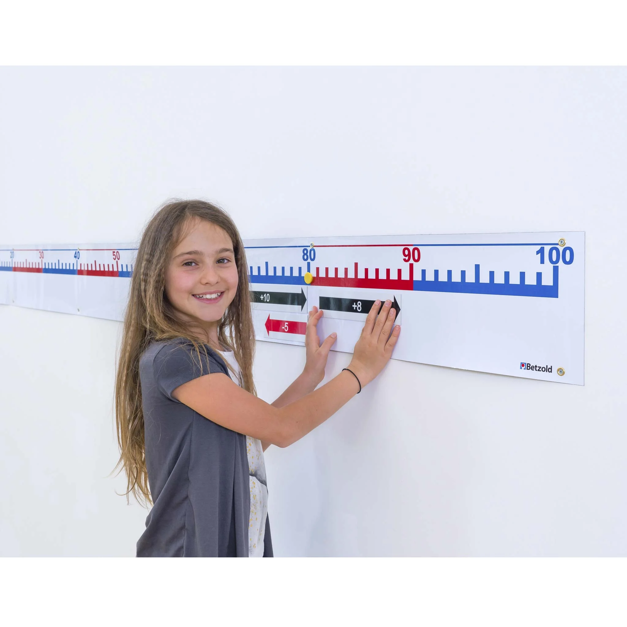 kinder, mädchen, wandmesslineal, messlatte, pädagogisches spielzeug