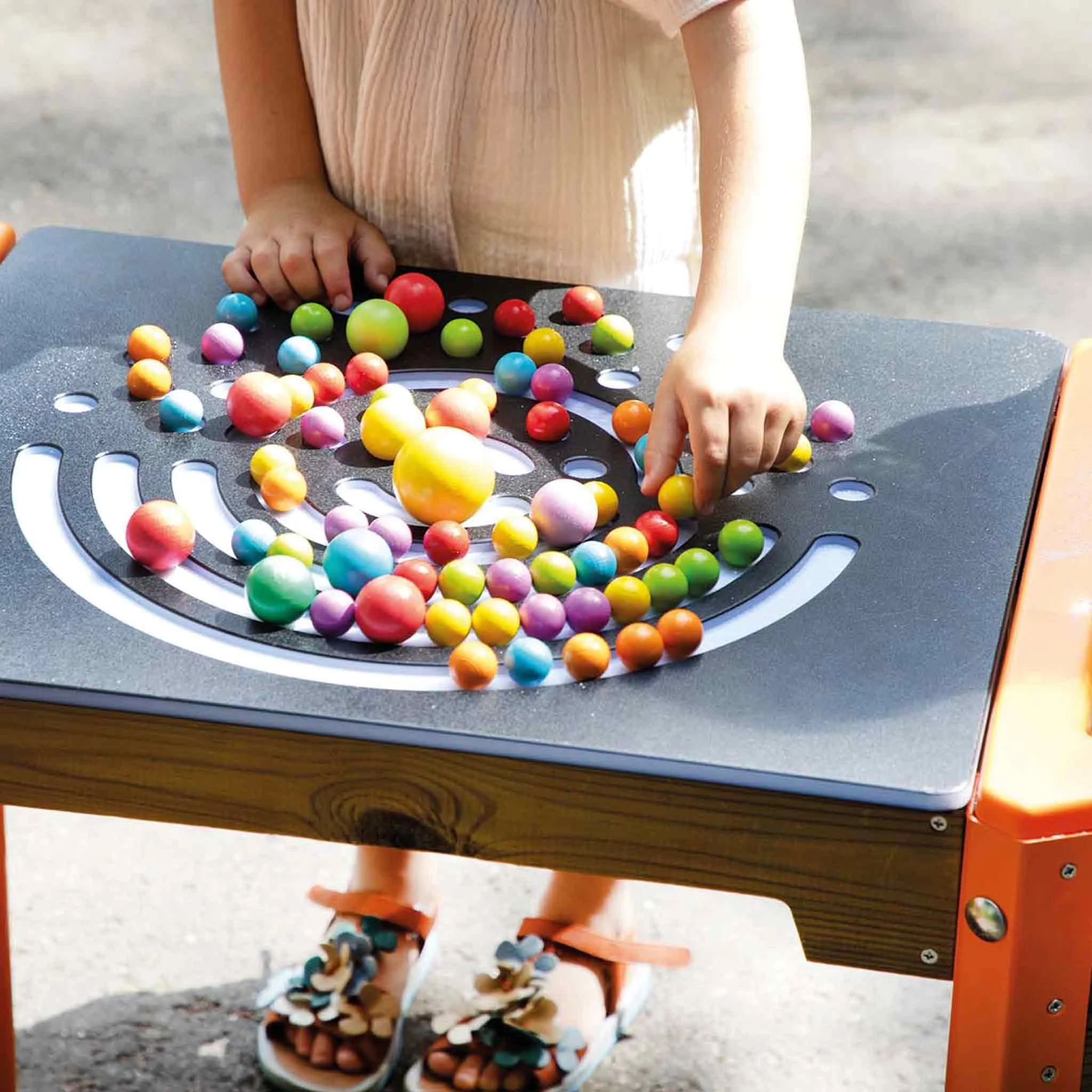 Kugelbahn, Bunte Kugeln, Kugelspiel, Tischspiel, Farbenvielfalt