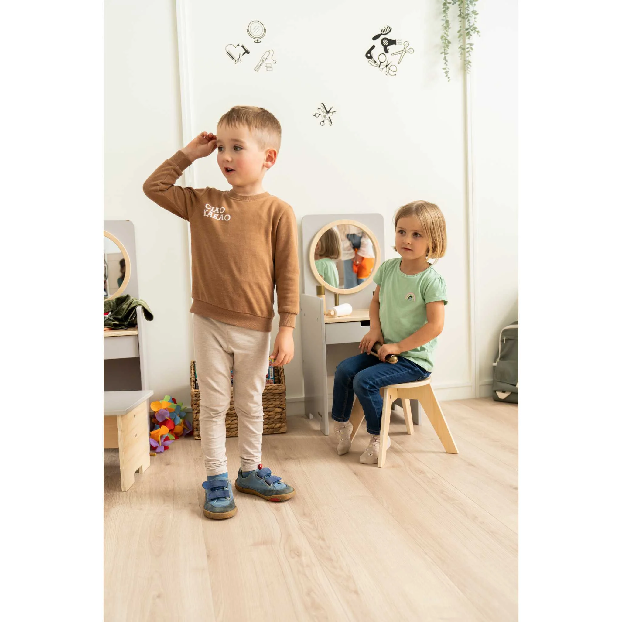 Kinderoutfit, Langarmshirt, Beige, Beige Hose, Sockenloser Schuh