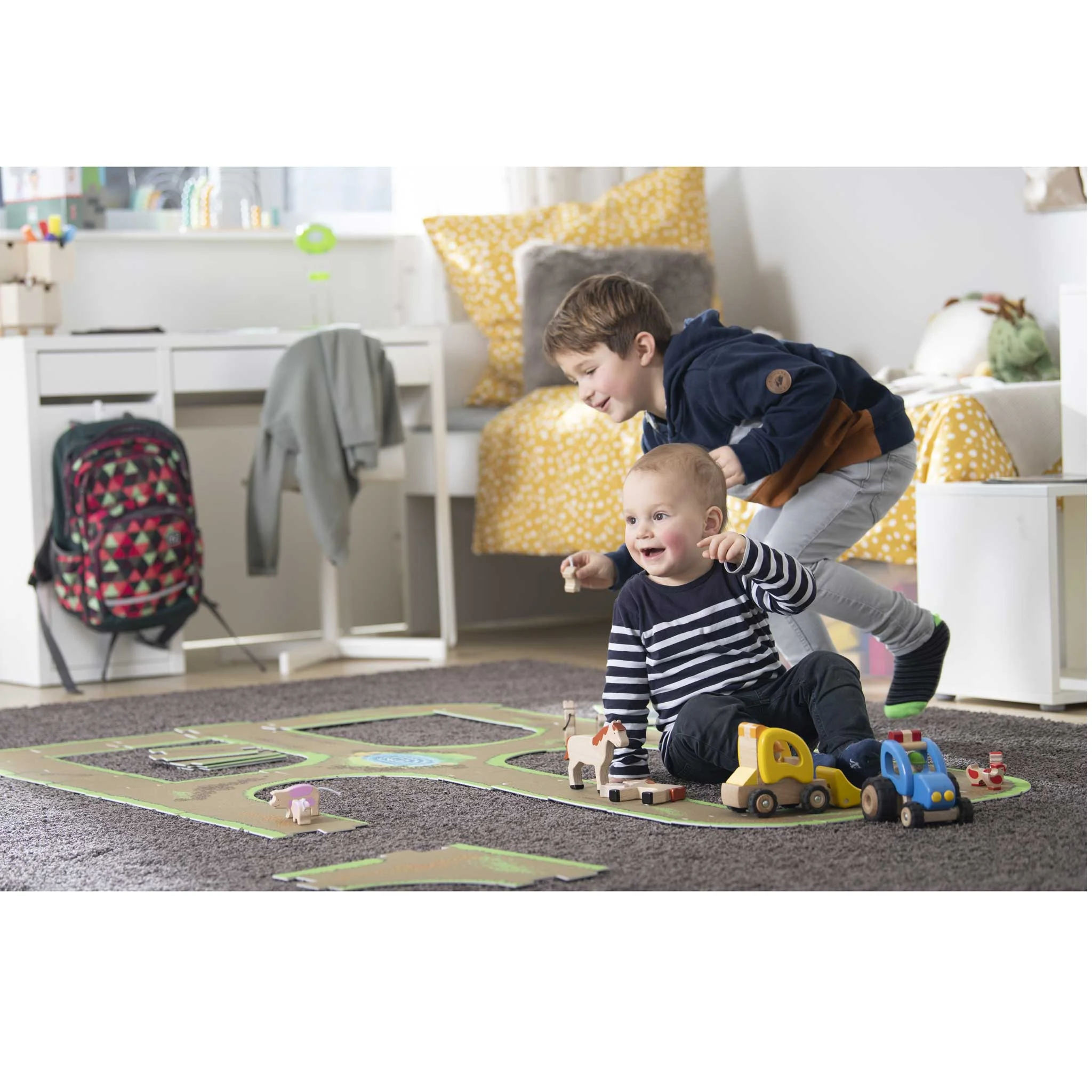 Kinderzimmer, Spielzeugauto, Holzspielzeug, Strickpullover, Kinderzimmer