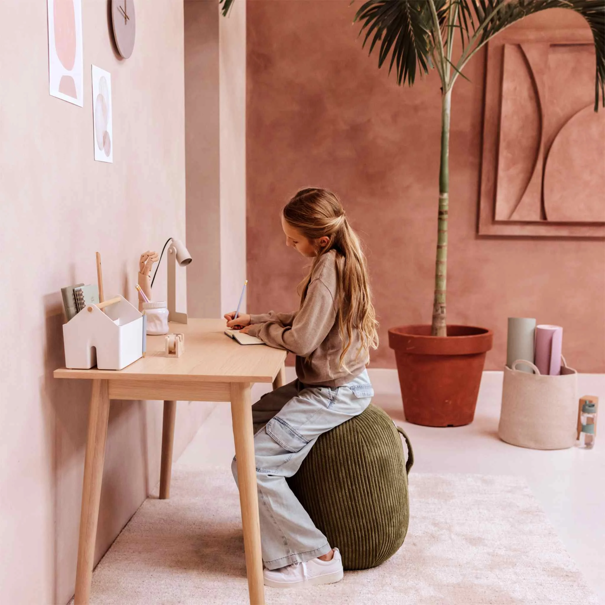 Kinderzimmer, Schreibtisch, Pult, Küche?, Stuhl?, Hocker?, Blumen?, Topfpflanze, Büro deko, Material Holz