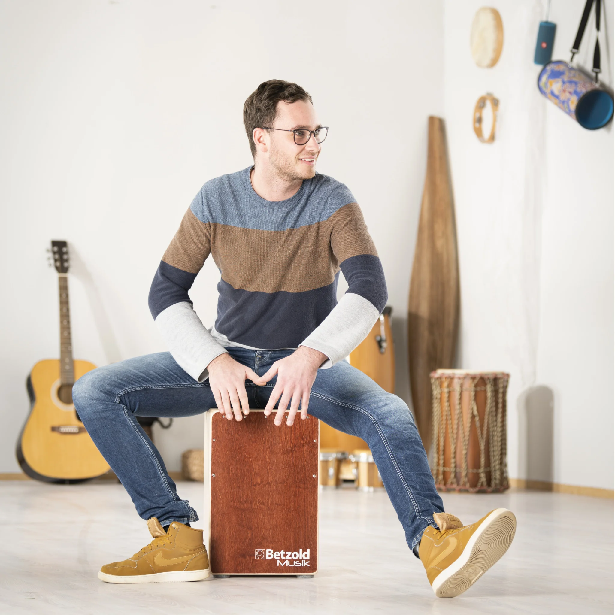Cajón, Cajón peruano, Gitarre, Musikinstrument, Männlicher Musiker