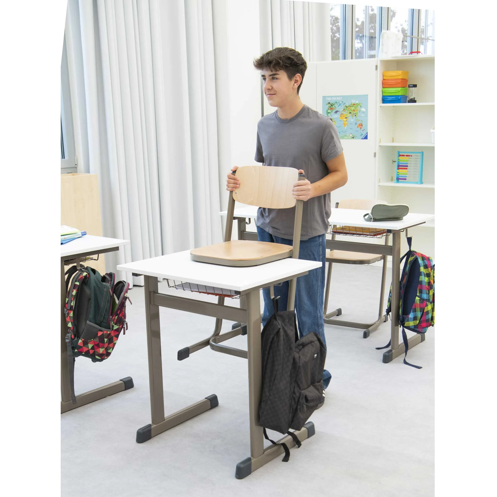 Schreibtisch, Klassenzimmer, Schüler, Rucksack, Stuhl