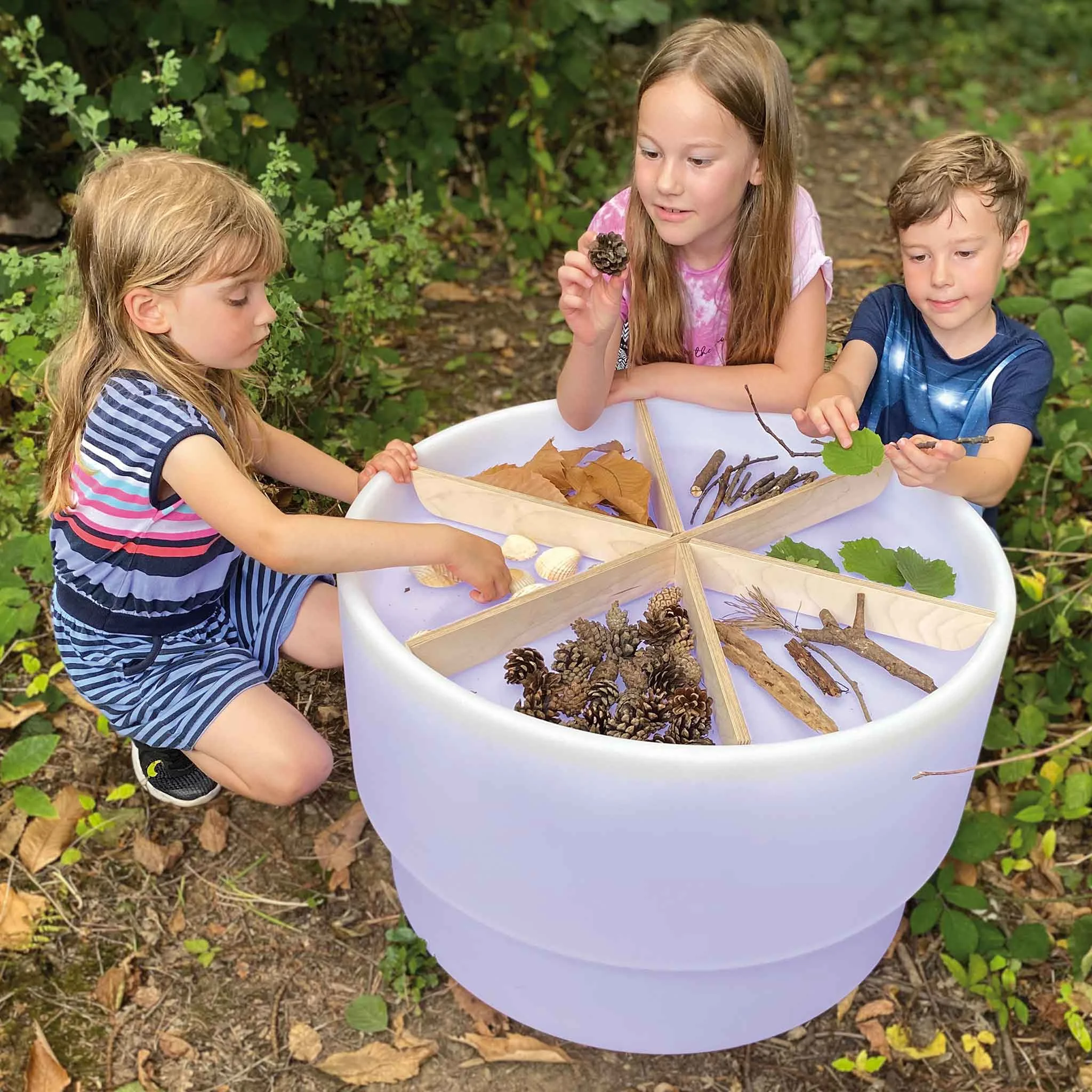 Kinder spielen, Naturmaterialien, Seitentisch mit Spinnennetz-Layout, Blätter, Zapfen