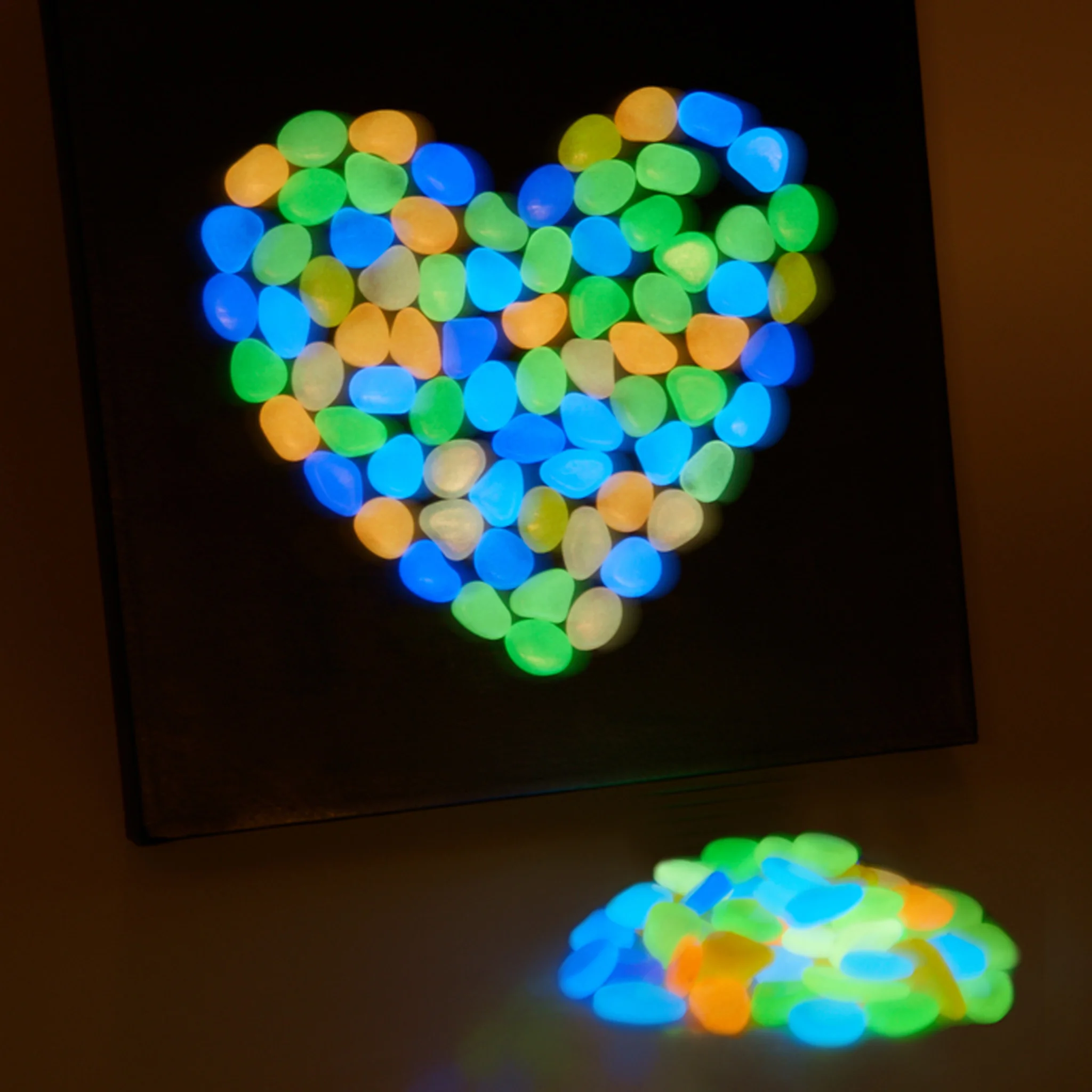 leuchtende Perlen, bunte Lichter, Herzform, Bokeh-Lichter, Lichterkette