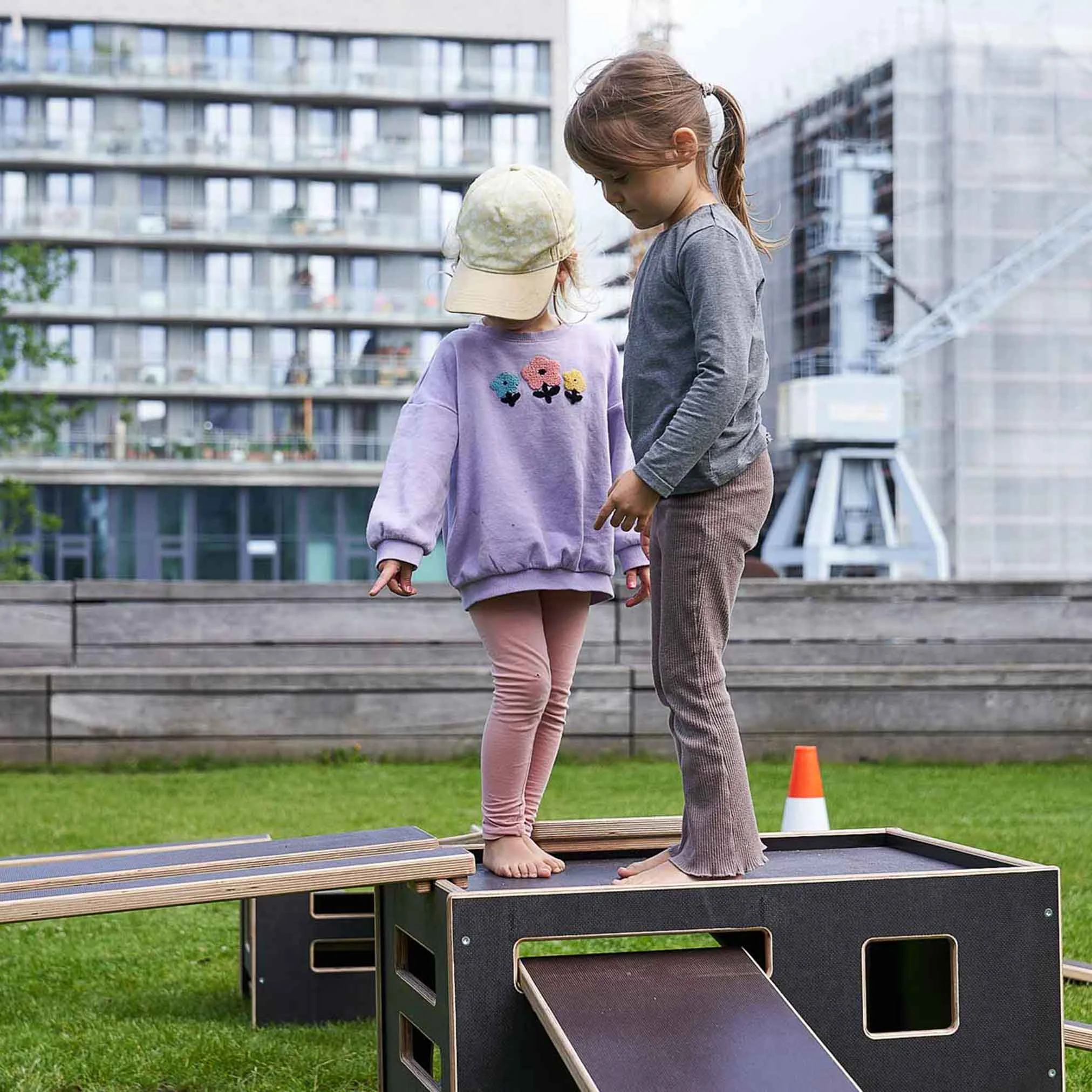 Kinderspiel, Konstruktionsspiel, Lila Sweatshirt, Kinderkleidung, Pferdeaufdruck?