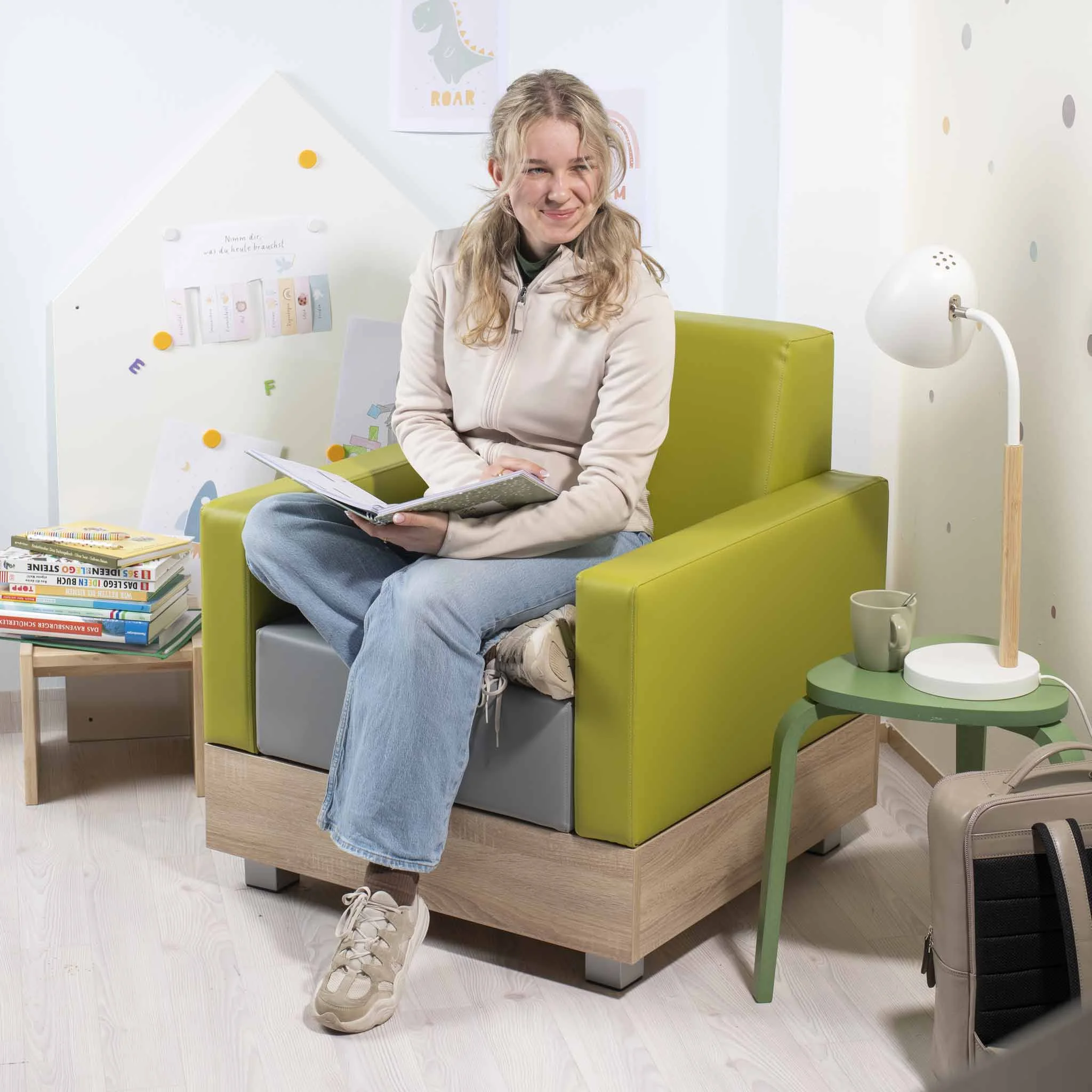Sessel, Wohnbereich, Lesestuhl, Bequemes Möbel, Bücherstapel