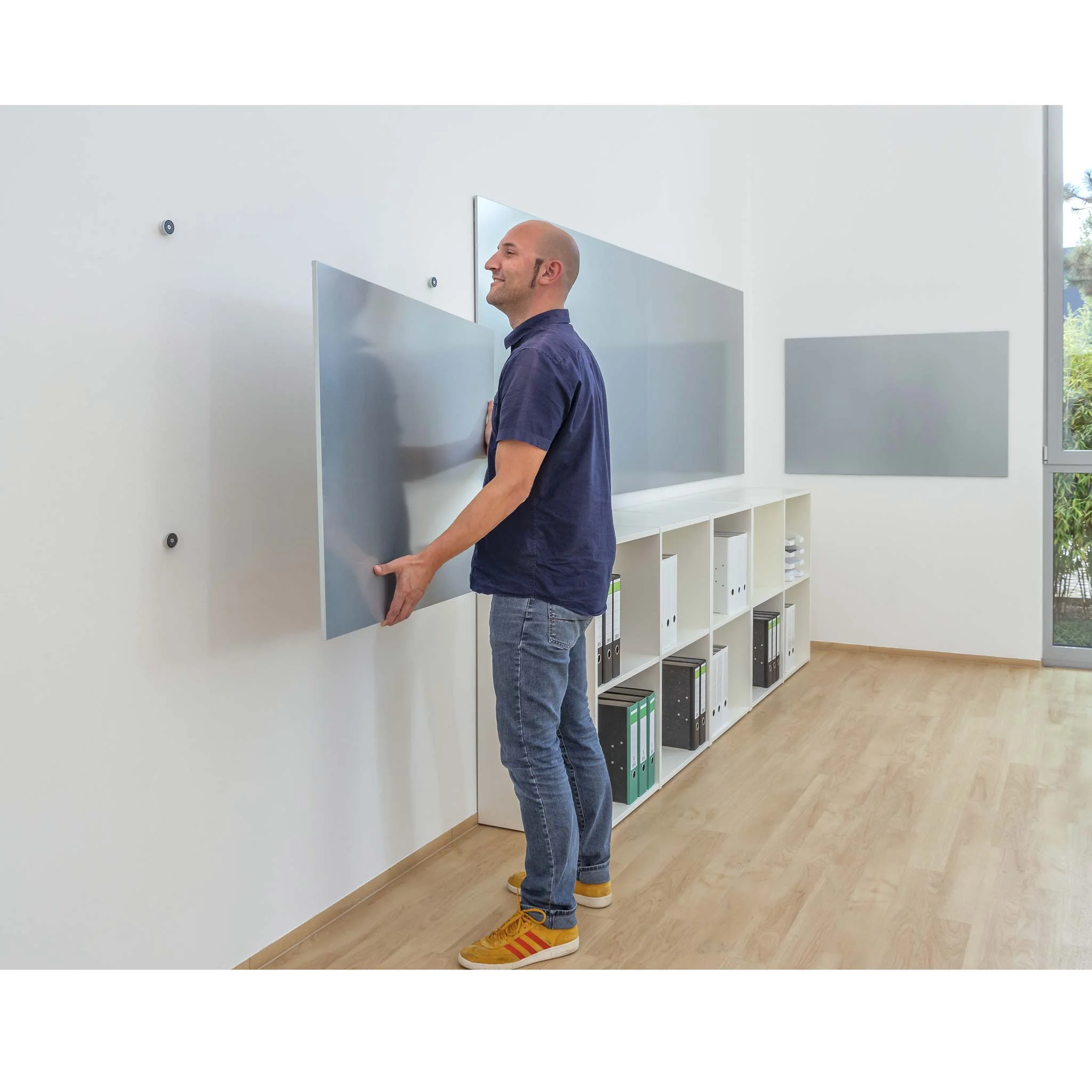 Fernseher Bildschirm, Wandmontage, Büroeinrichtung, Mann mit Monitor, grüne Regalfläche
