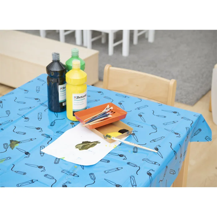Tischdecke, Malsession, Pinsel, Farbflaschen, Papier mit Blatt