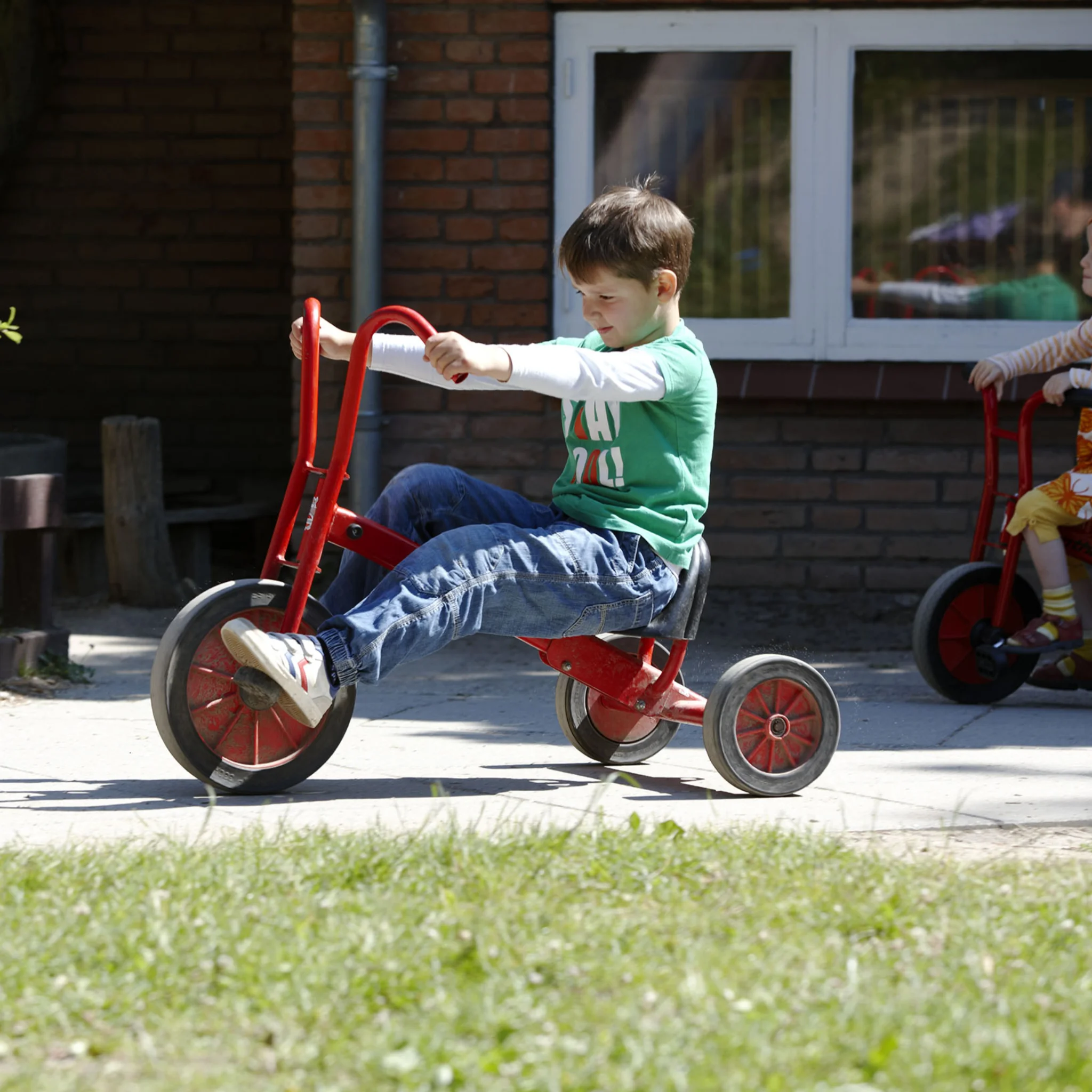 Kinderfahrzeug, Wahrrad-Trike, rot, Garten, Außerhalb