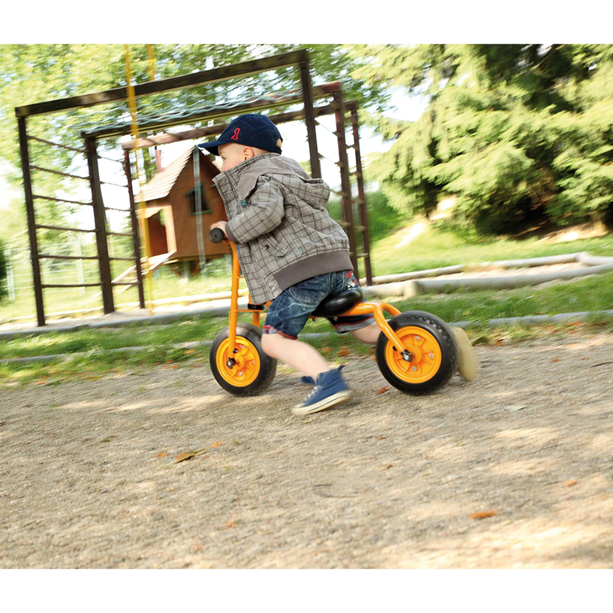 Kinderfahrrad, Laufrad, Orangene Räder, Gestell aus Metall, Parklandschaft