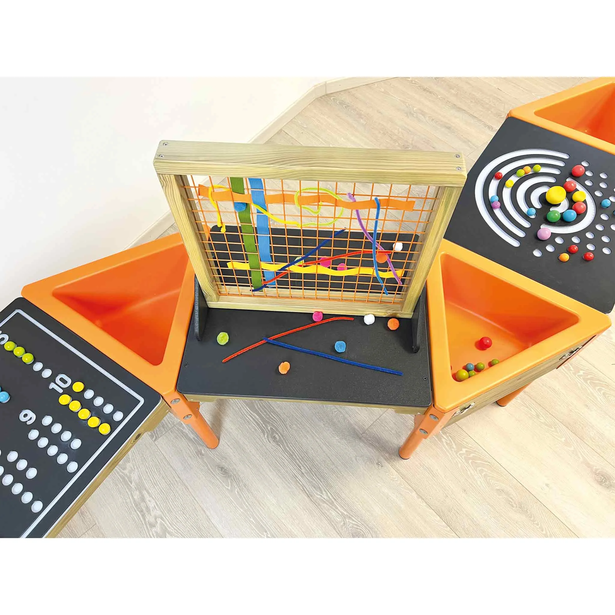 houten speelgoed, tafelspel, kleurig spelbord, kapstok?, sensor?
