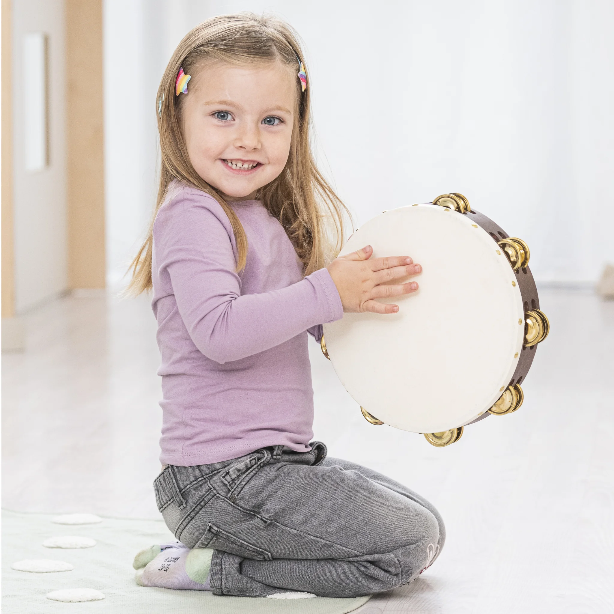 Kinder, Tamburin, Lila Shirt, Graue Hose, Musikinstrument