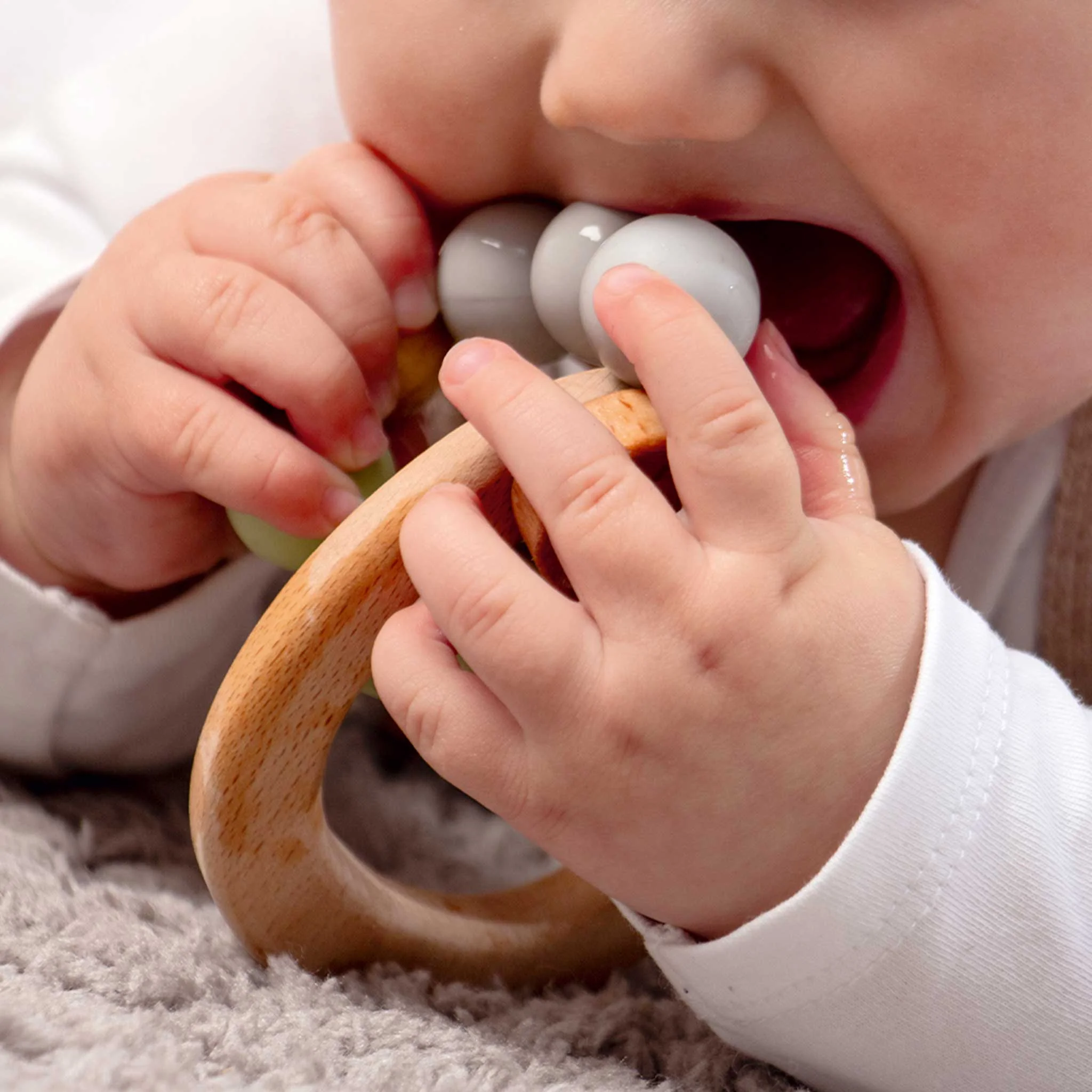 Baby, Beißring, Holzring, Beißspielzeug, Grau