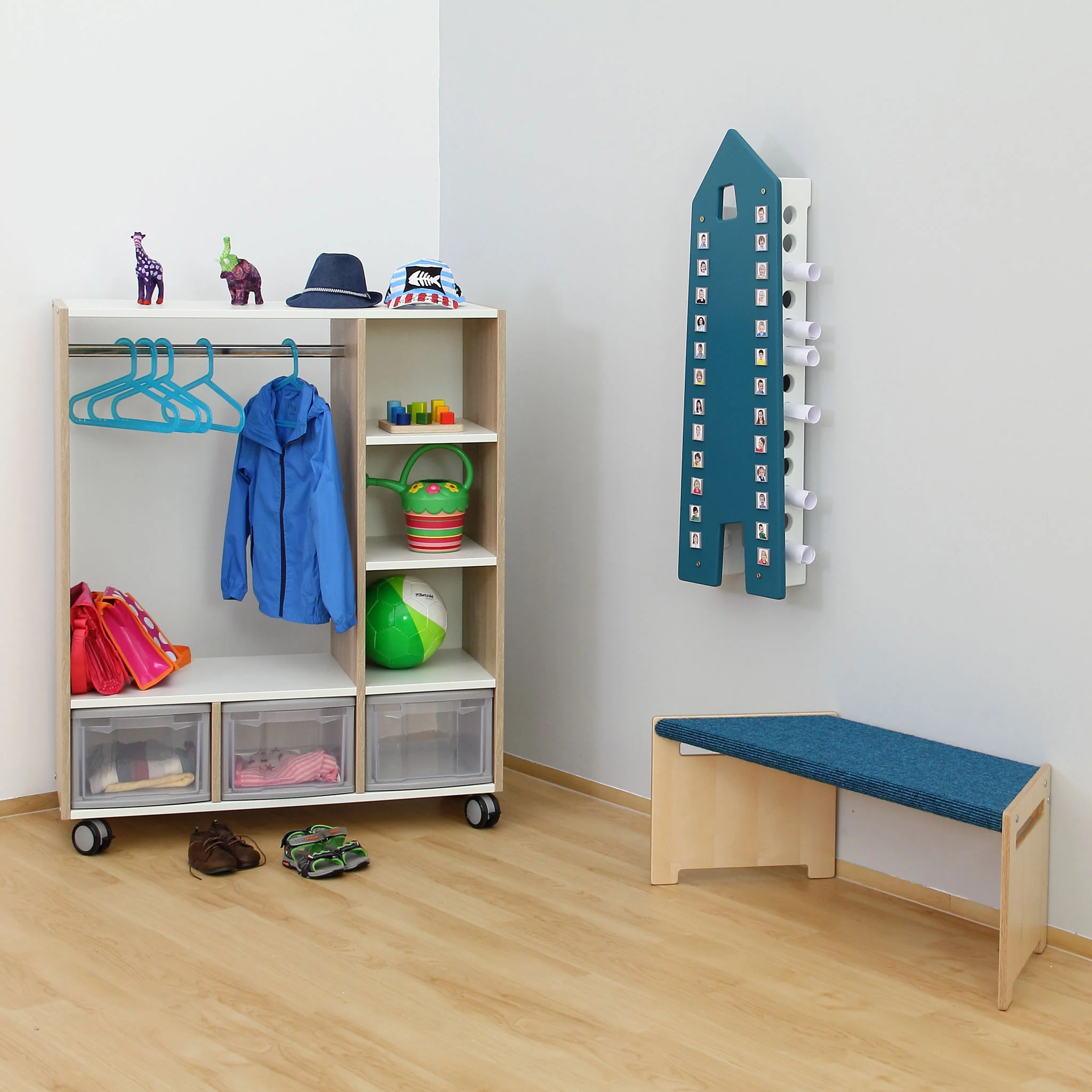 Kinderzimmer, Kleiderschrank, Hakenregal, Spielzeugkorb, Sitzbank