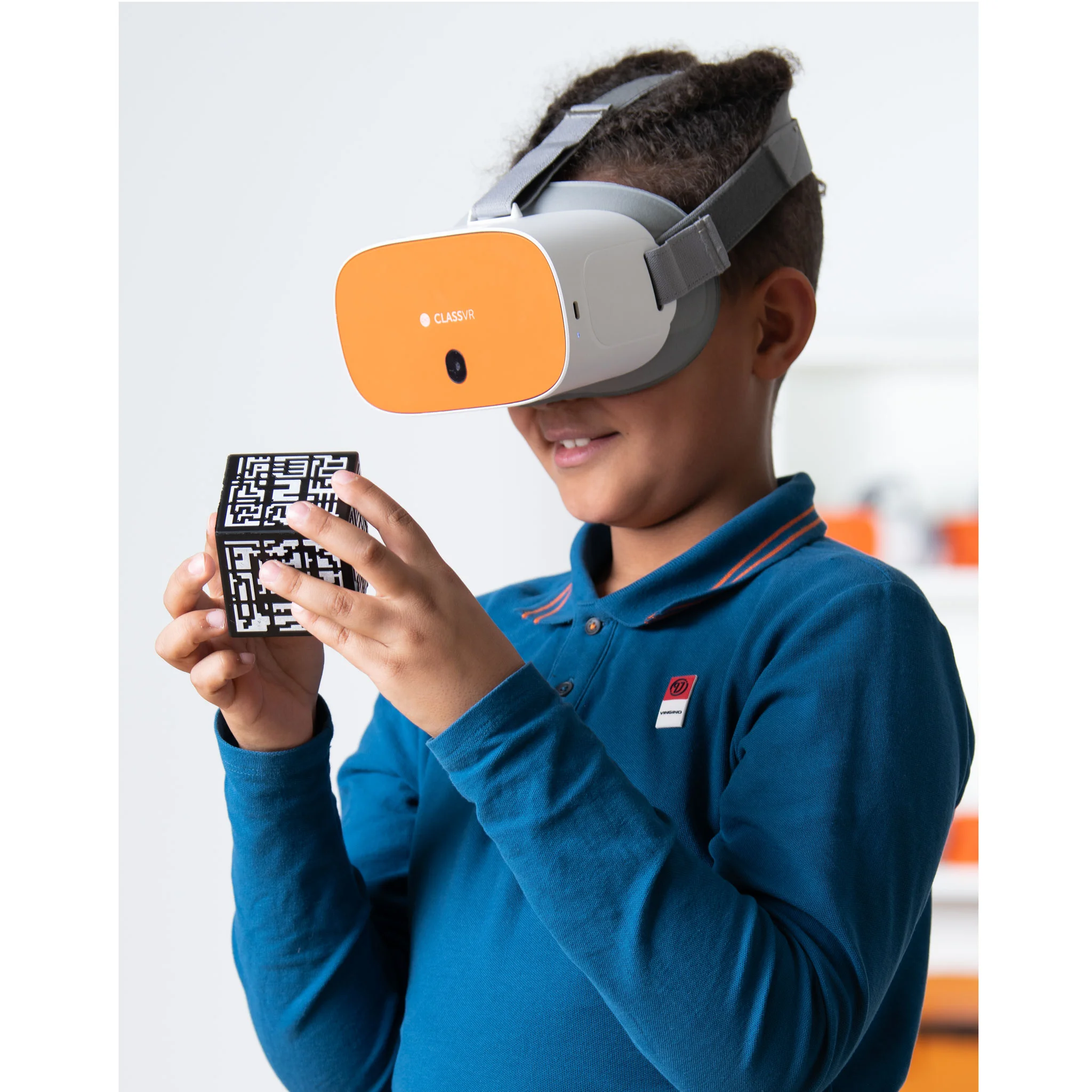 VR-Headset, orangen Front, Headset, Kind, QR-Würfel