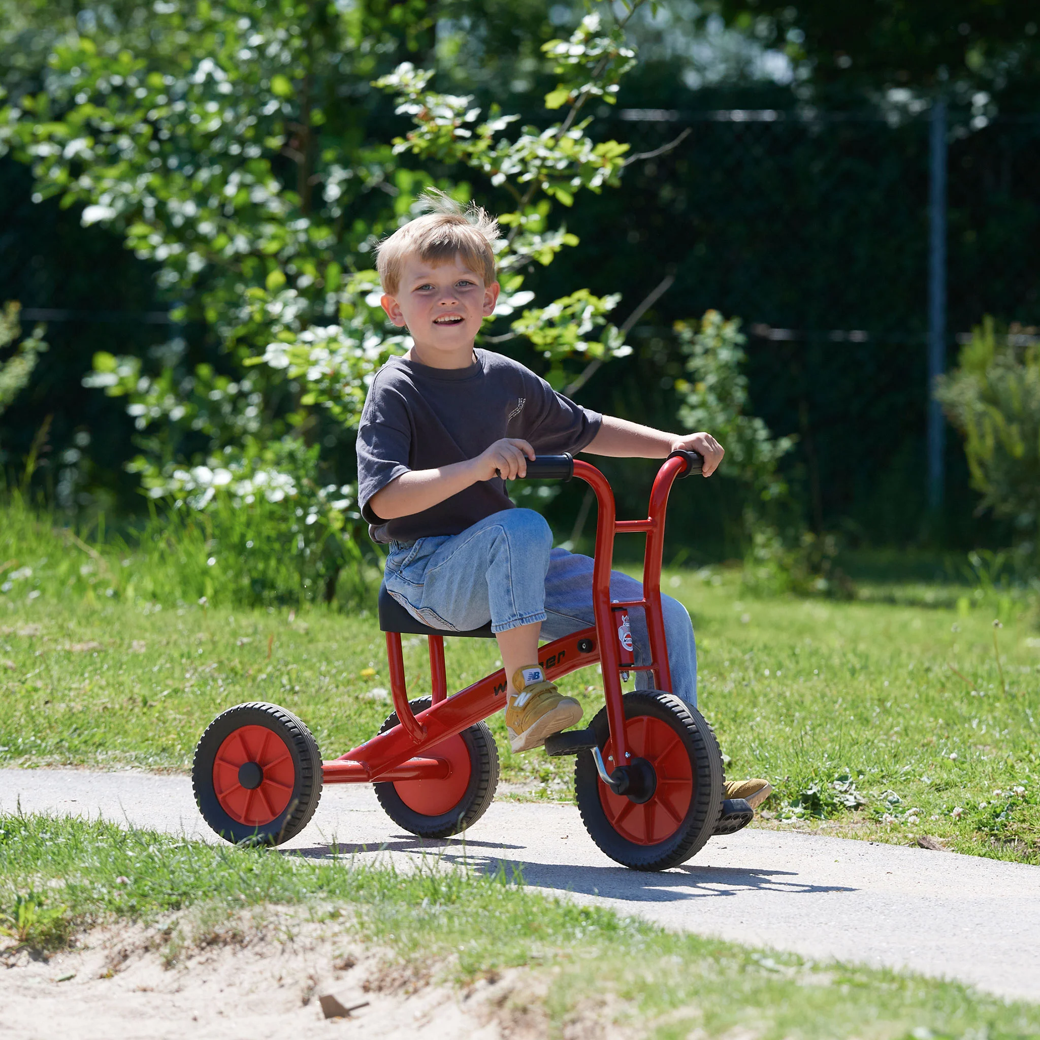 Kinderfahrrad, Radelndes Kind, rot, Gummiräder, Outdoor-Spielzeug