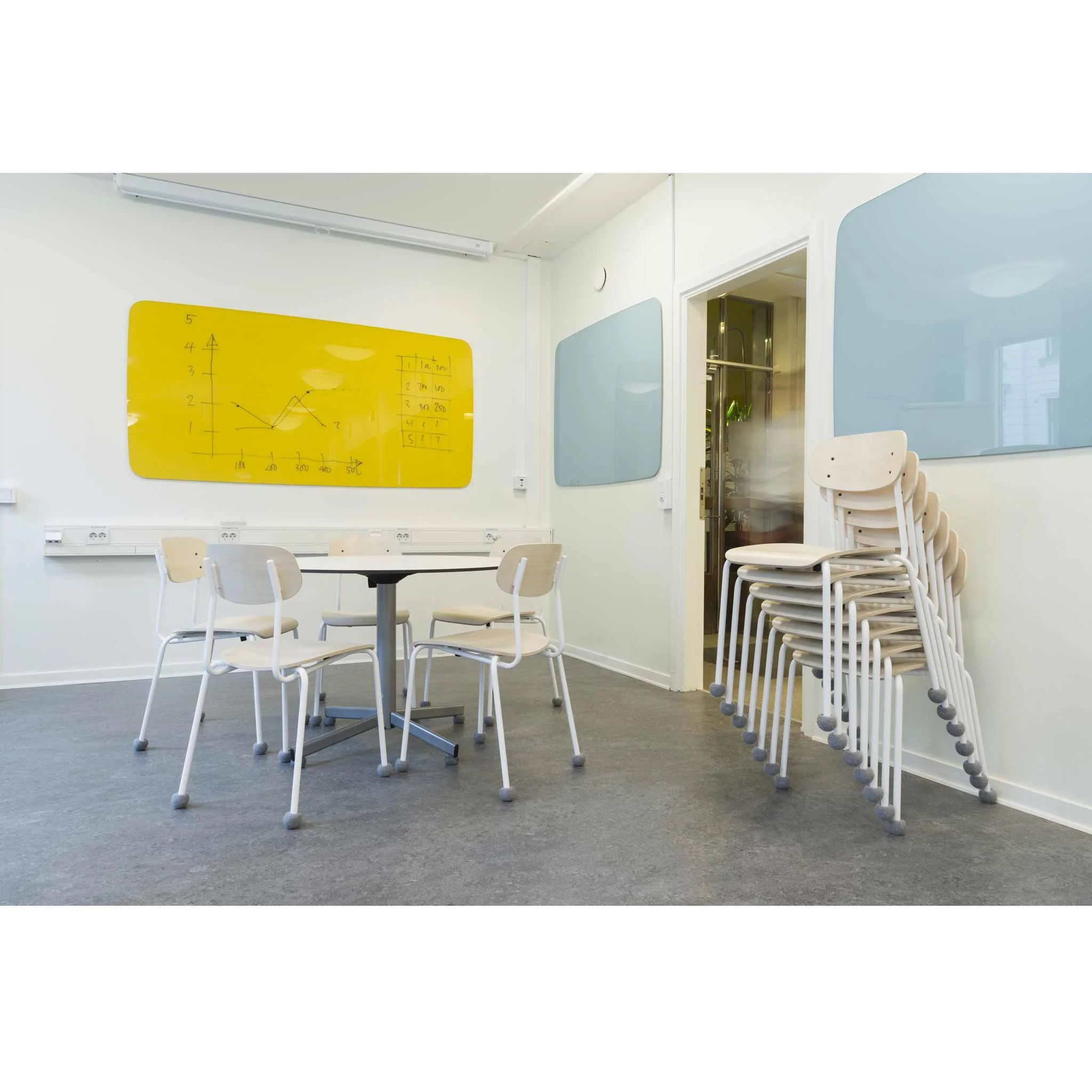 klassenzimmer, stühle, tisch, gelbe-tafel, stapeln