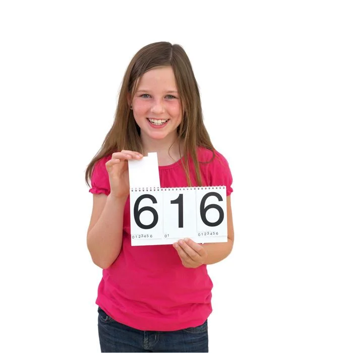 Kinder, Zahlentafel, Nummernsatz, Pinkes Shirt, Lächeln