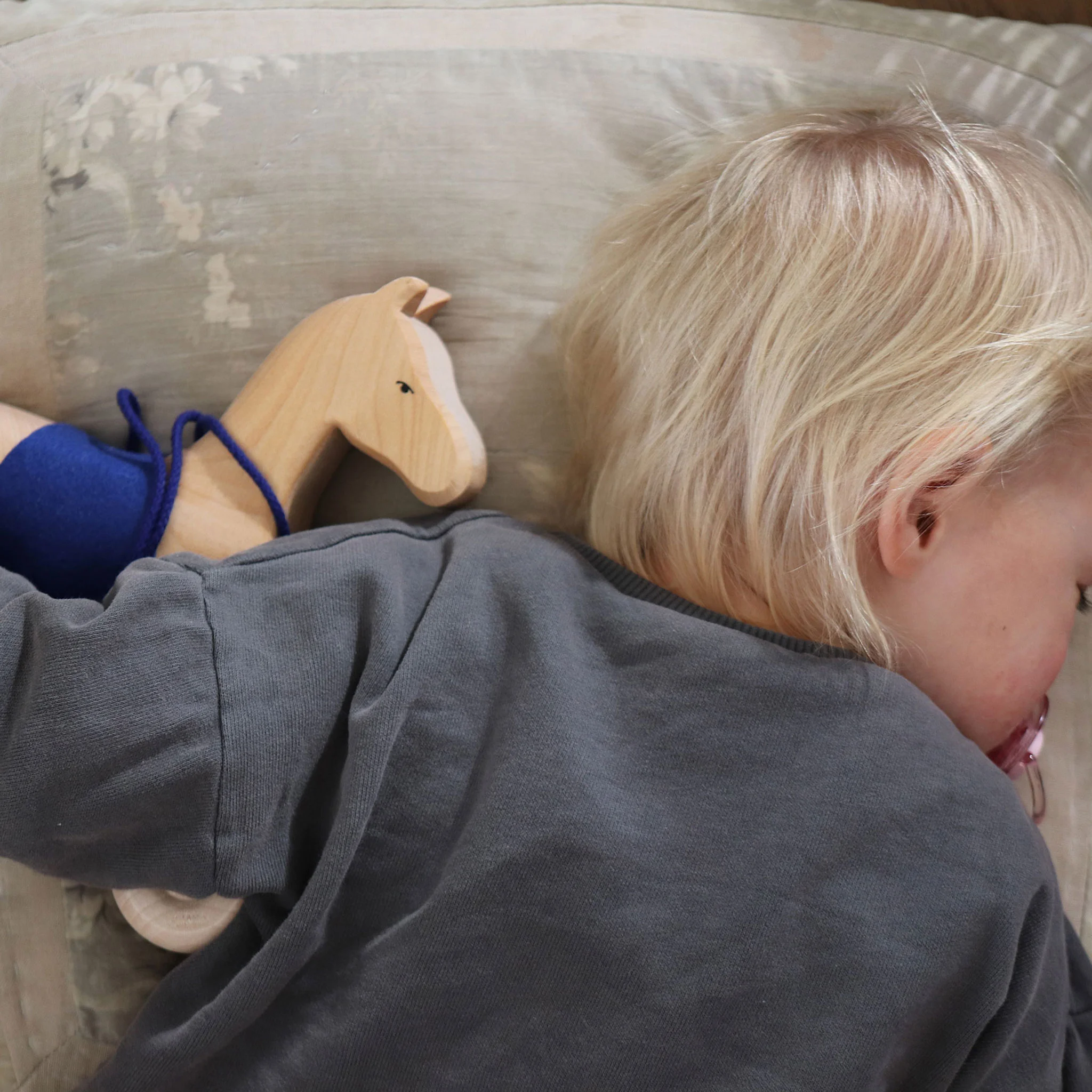 Kuscheltier, Puppe, Holzpferd, Blondes Haar, Schlafposition