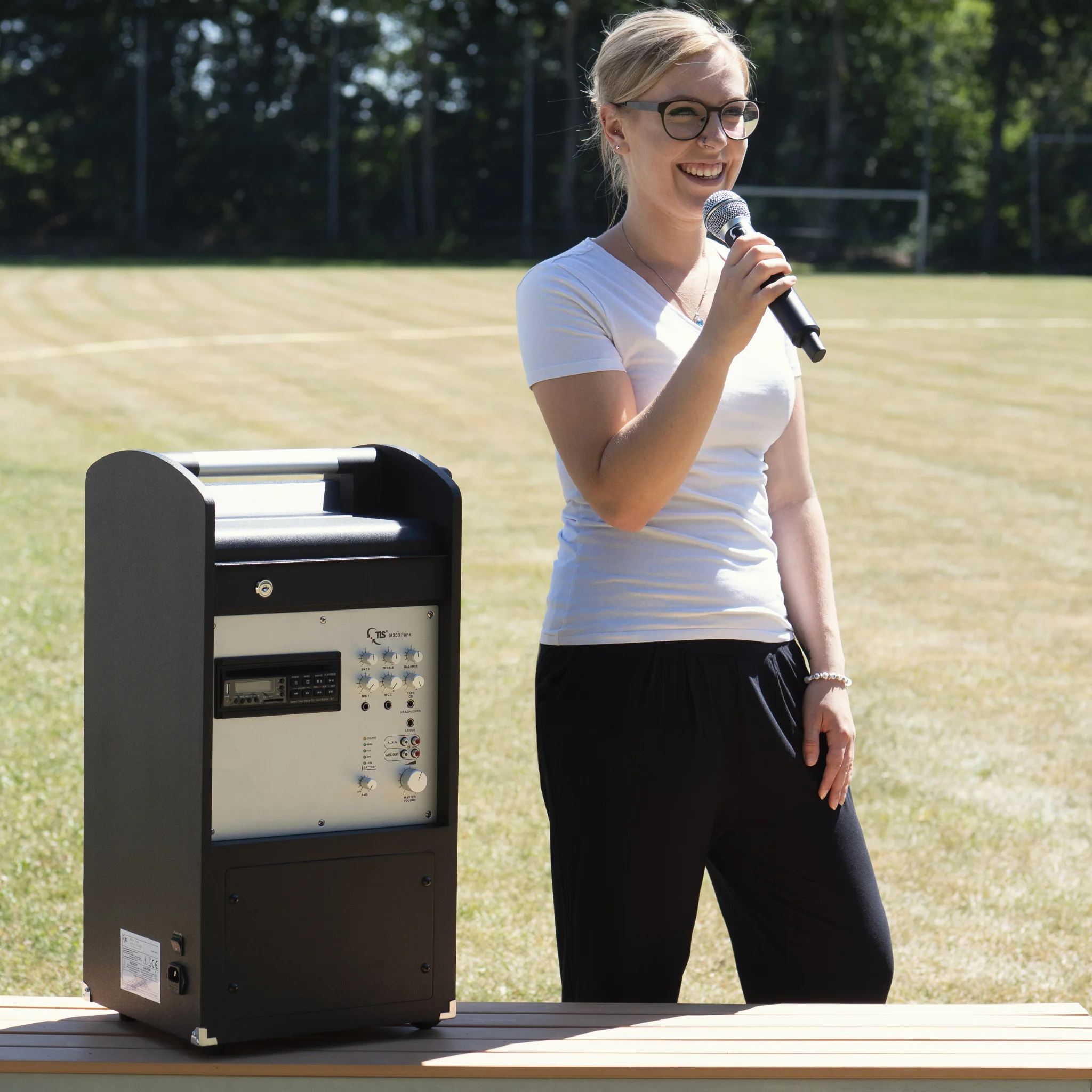 Sängerin, Mikrofon, Sprecherdarbietung, Outdoor-Veranstaltung, PA-Anlage
