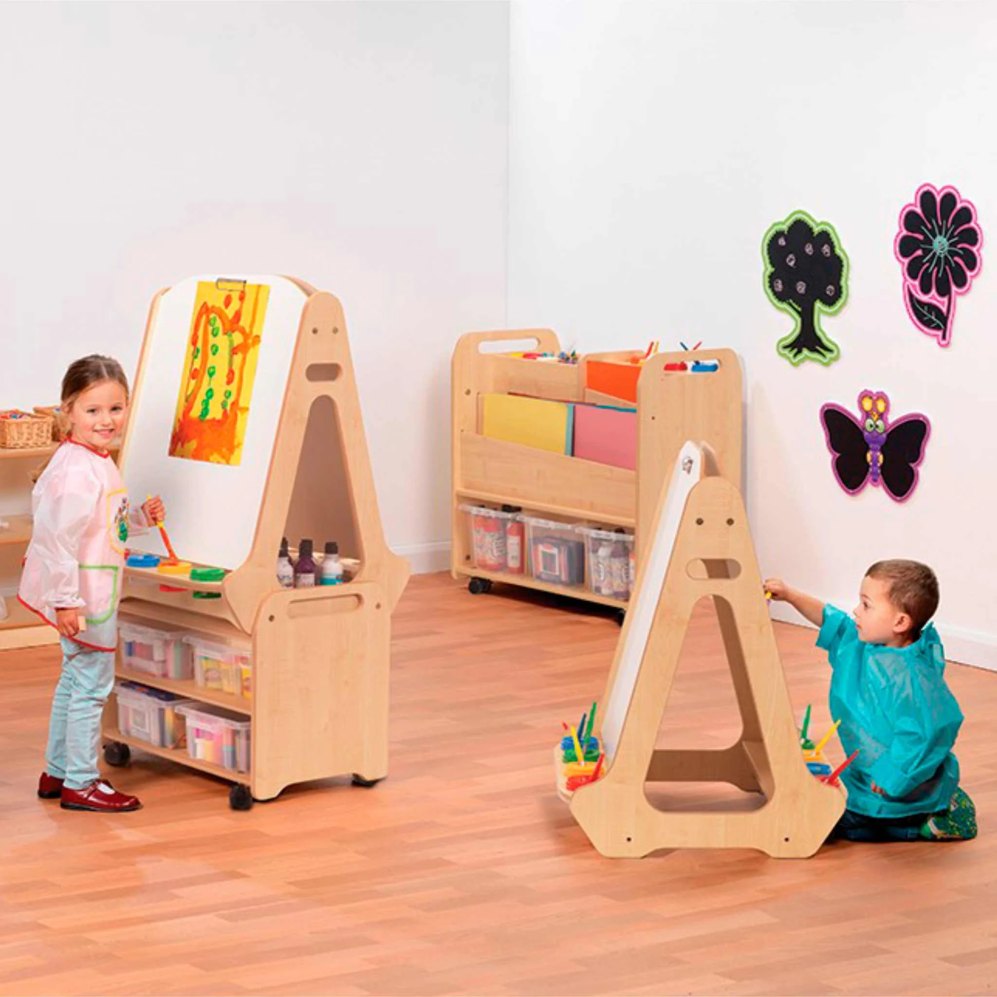 Kinderatelier, Kunstwerkstatt, Holzständer, Malstation, Aufbewahrungsschrank