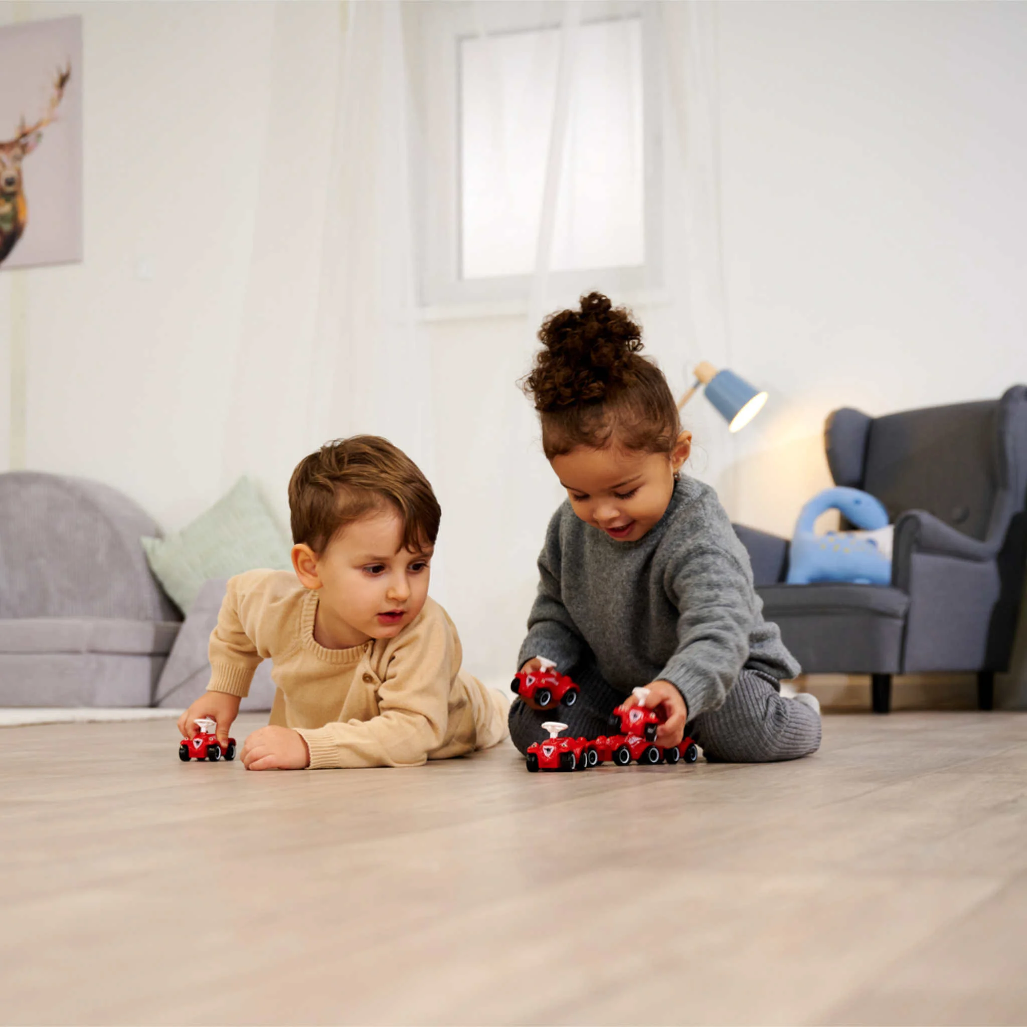 Kinder, Spielzeugautos, Spielzeit, Holzboden, Innenraumszene