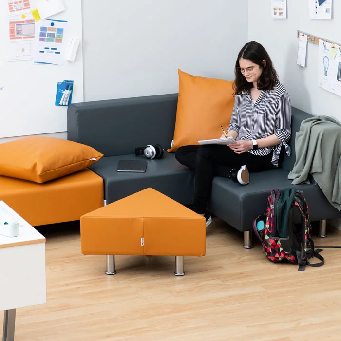 sofa, couch, orange cushions, runde ottomane, studienbereich