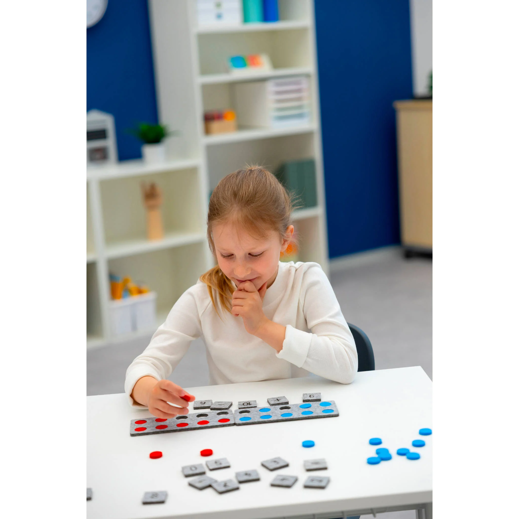Kind, Brettspiel, pädagogisch, Mathematik, Teilchen