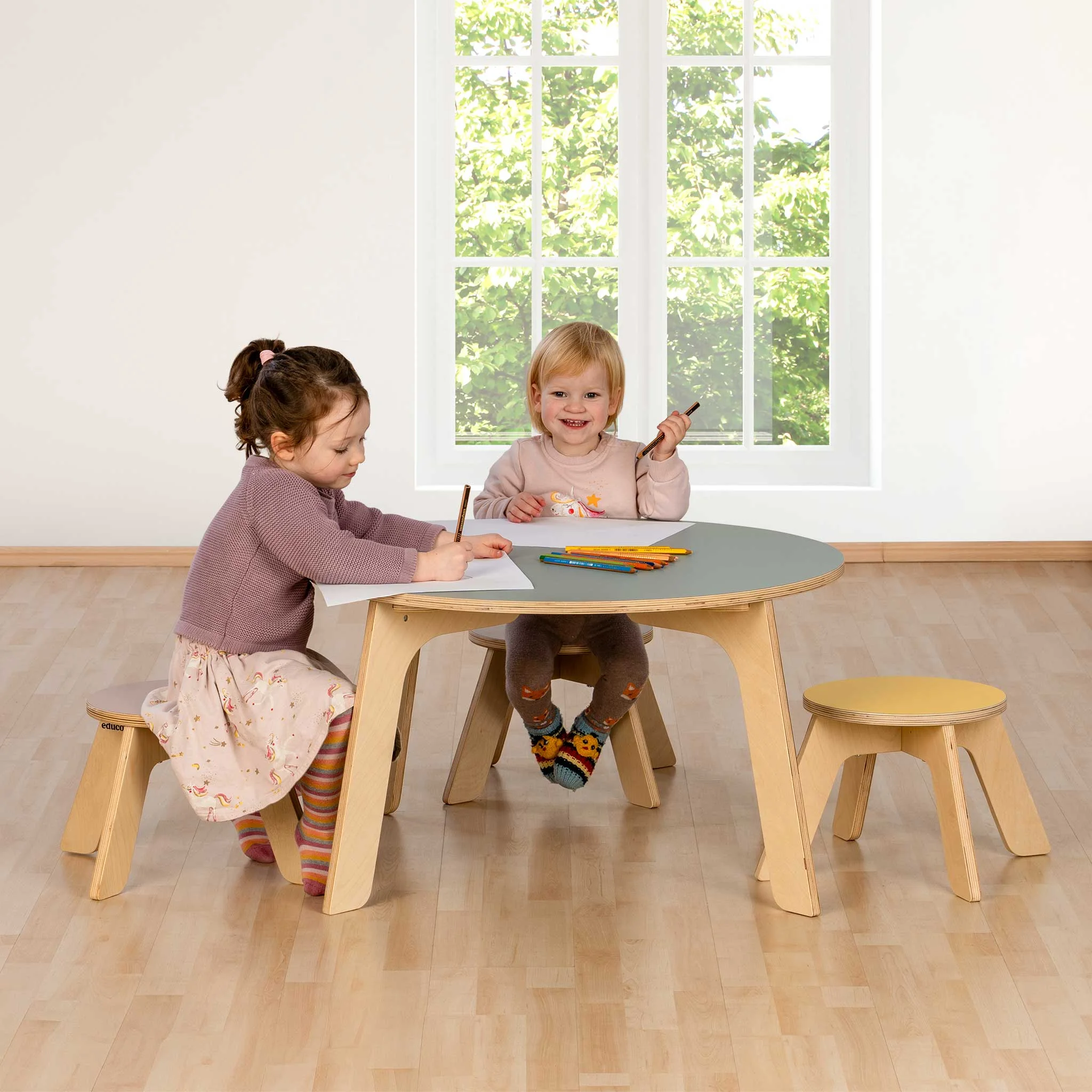 Kinderstuhl, Spieltafel, Kinderzimmer, Holztisch, Malutensilien