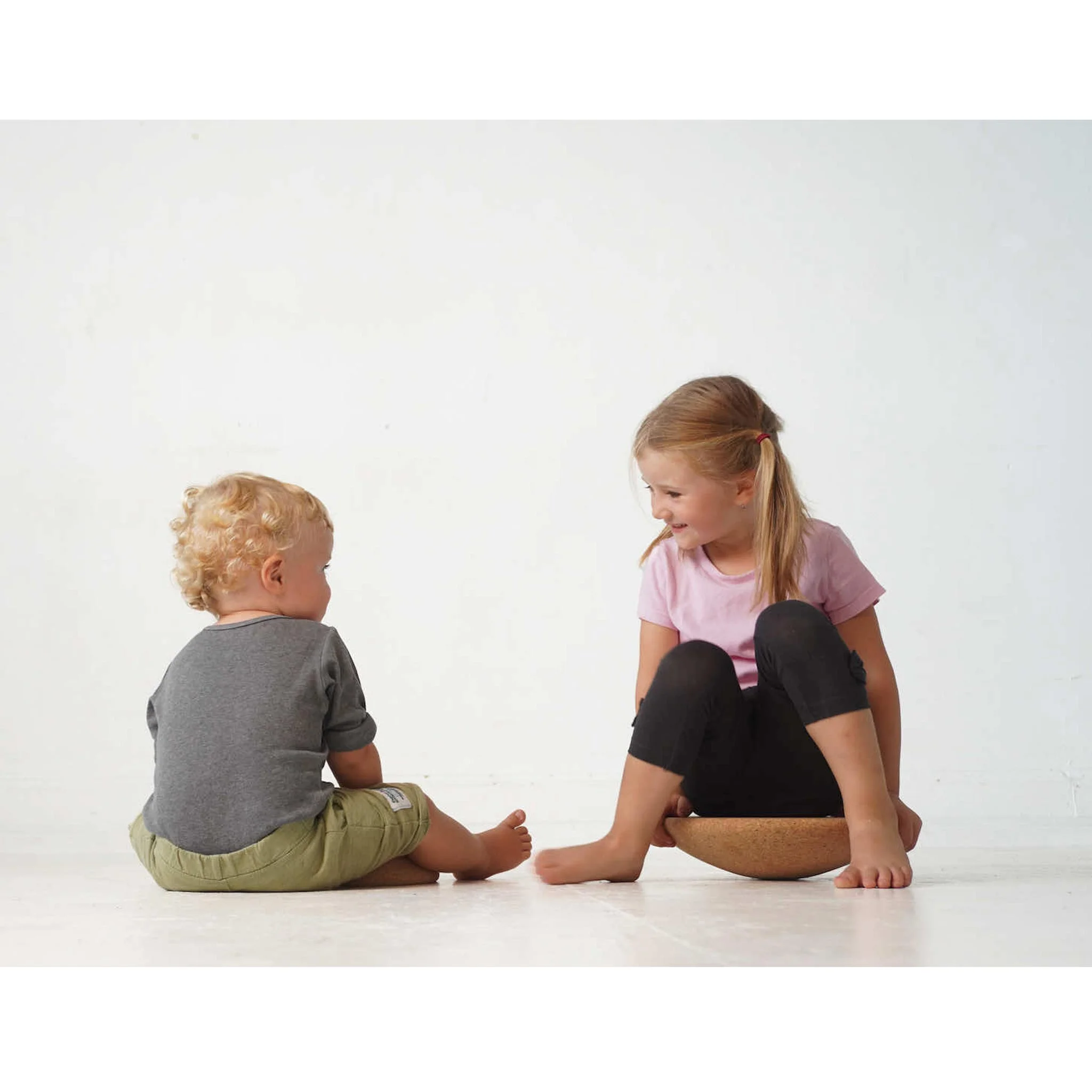 Kinder, Paar Spiel, Korb, Hose, T-Shirt