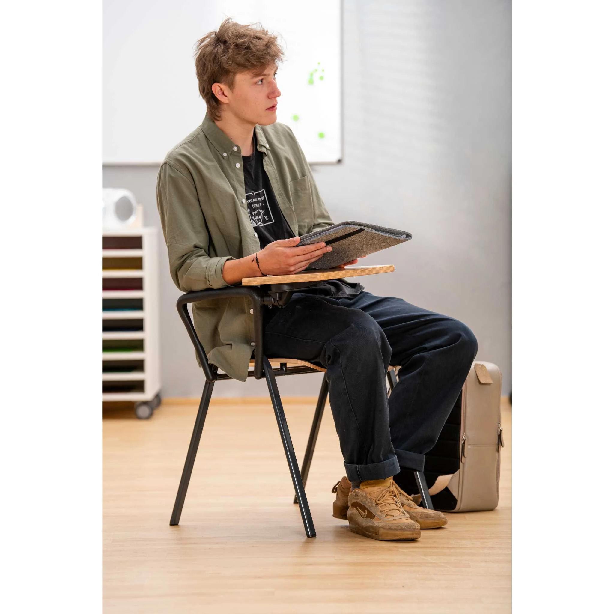 Rucksack, Student, Hocker, Khaki Shirt, Sneaker