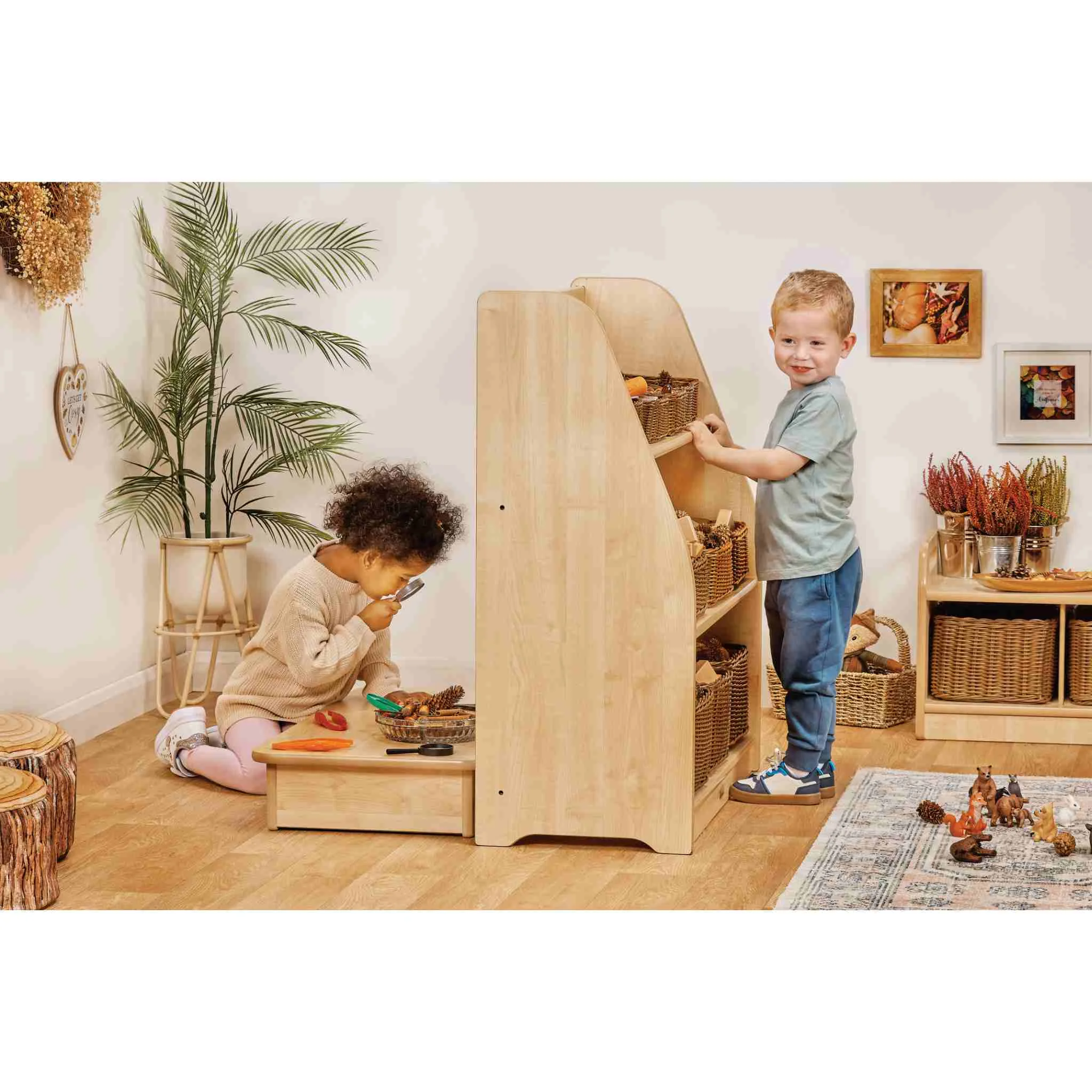 Kinderzimmer, Spielzeugregal, Holzregal, Korbaufbewahrung, Holzspielzeug