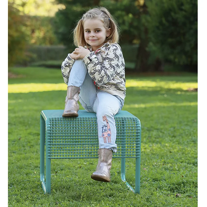 Kinderoutfit, Sweatshirt, Jeans, Stiefel, Gartenstuhl