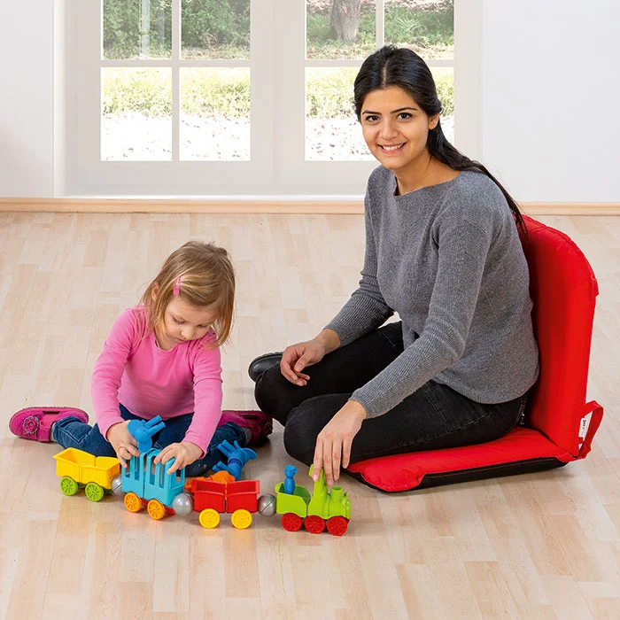 Spielzeugzug, Kleine Mädchen, Puppenhaus, Holzspielzeug, Kinderzimmer