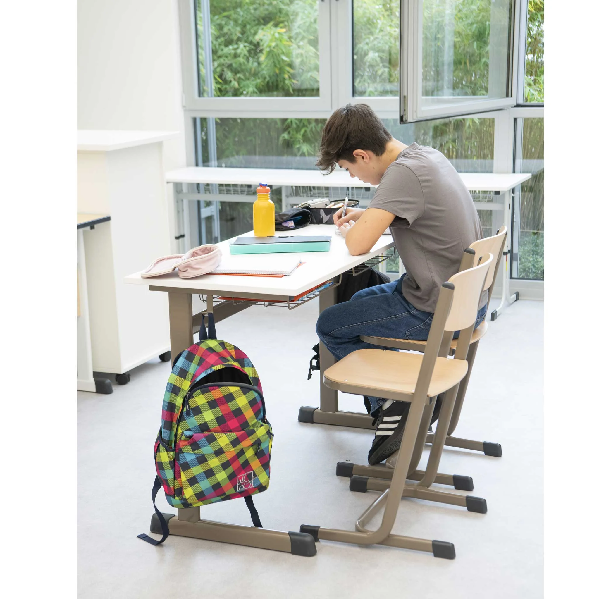 Schulbank, Schreibtischstuhl, Rucksack, Schulschule, Tischsetup