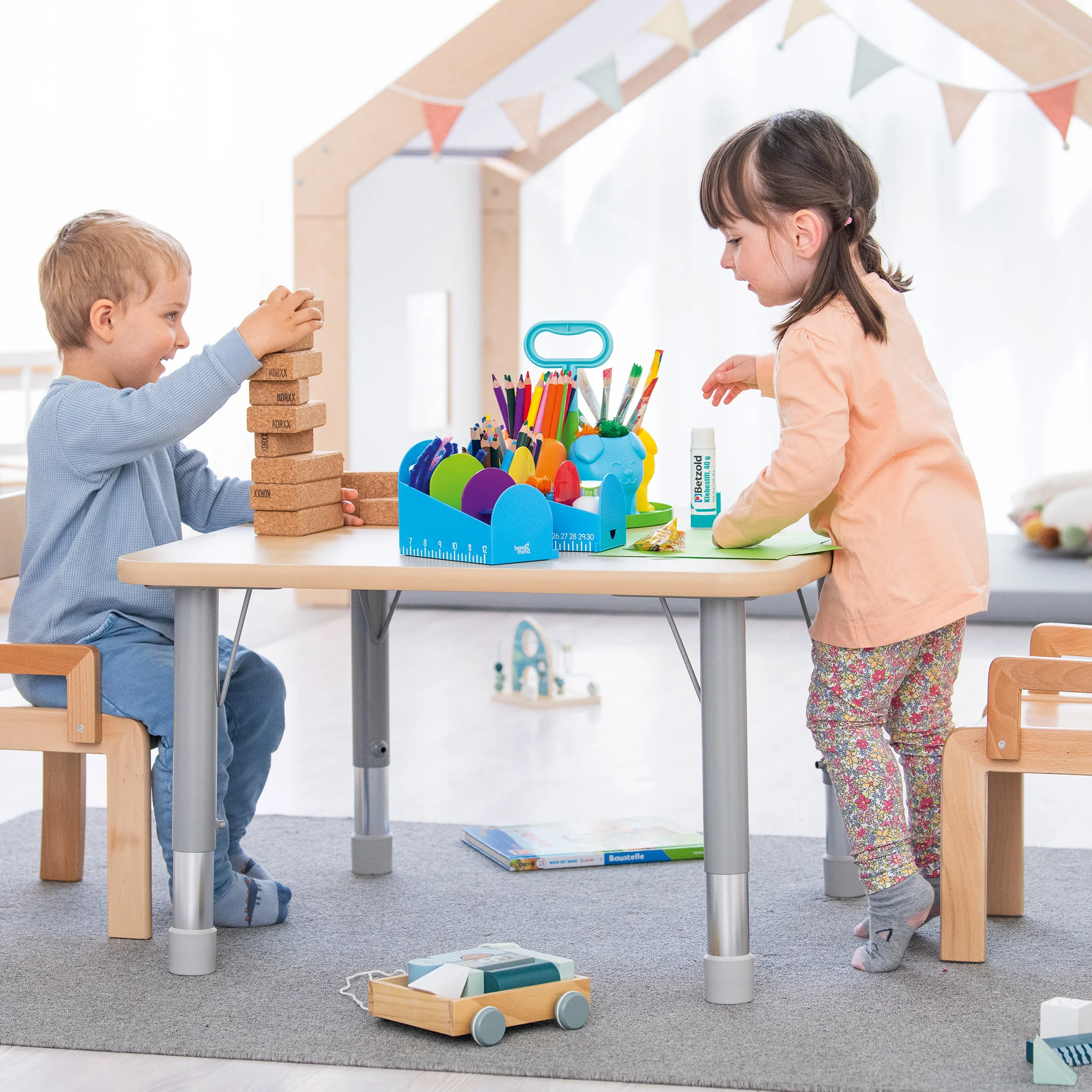 Kinderarbeitstisch, Kreativset, Buntes Spielzeug, Schulbedarf, Kunstmaterialien