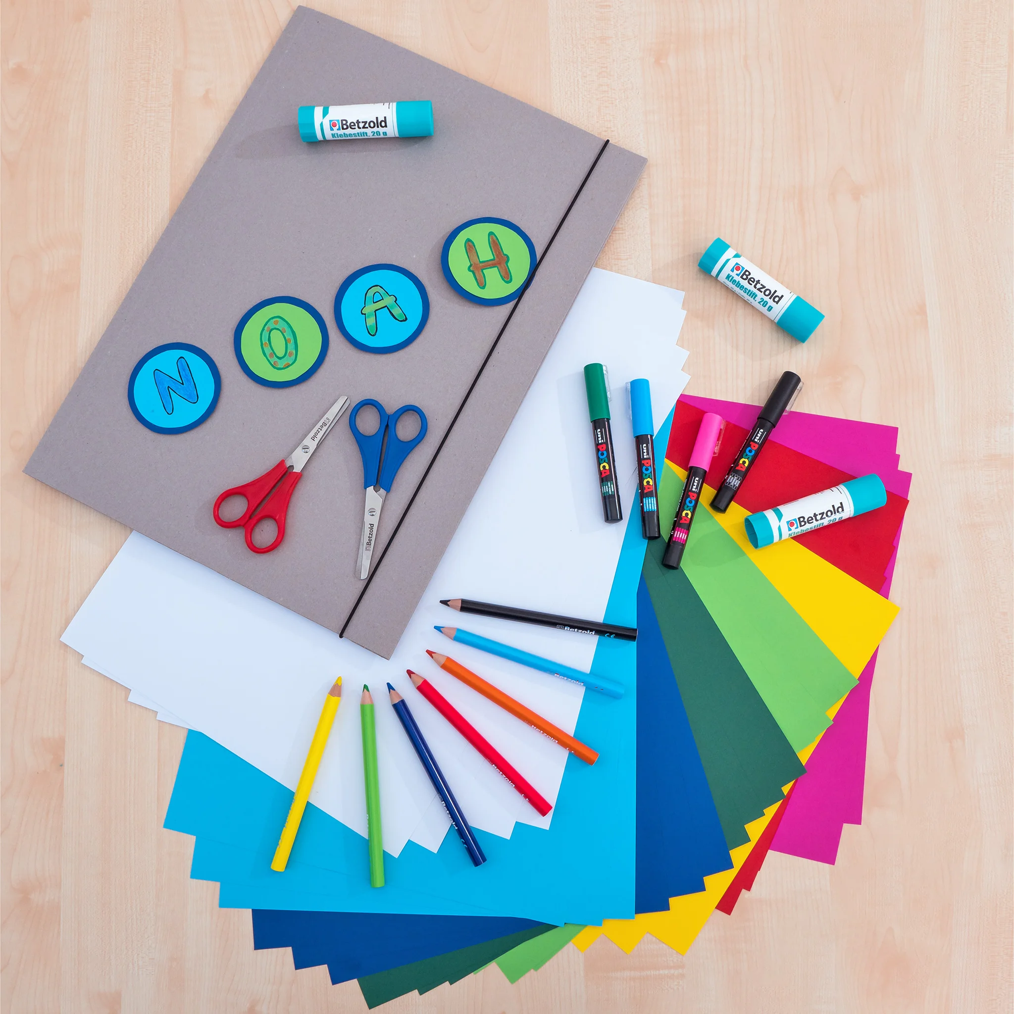 Bunte Pappe, Farbiges Papier, Scheren, Klebestift, Buntstifte