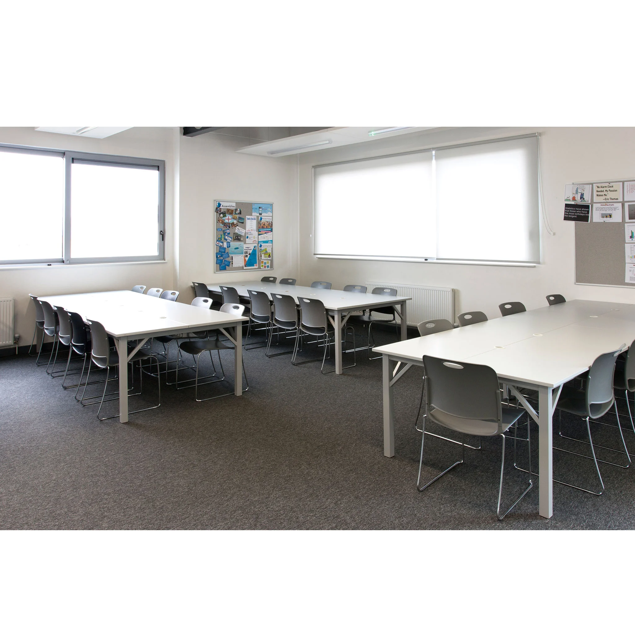 Klassenzimmer, Tische, Stühle, Schulraum, Beleuchtung
