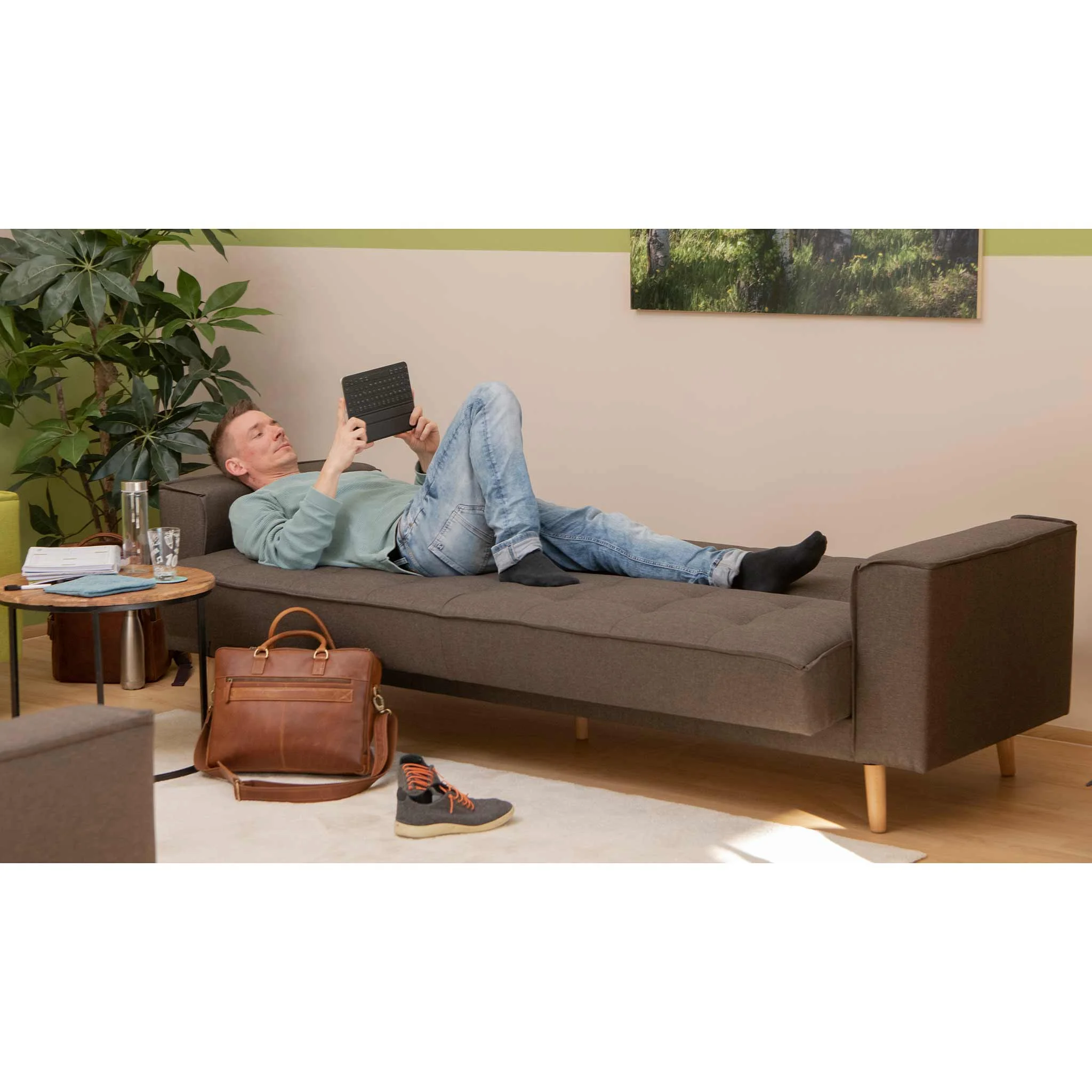 Wohnzimmer, Sofa, Laptop-Tablet, Jeans, Schuhe