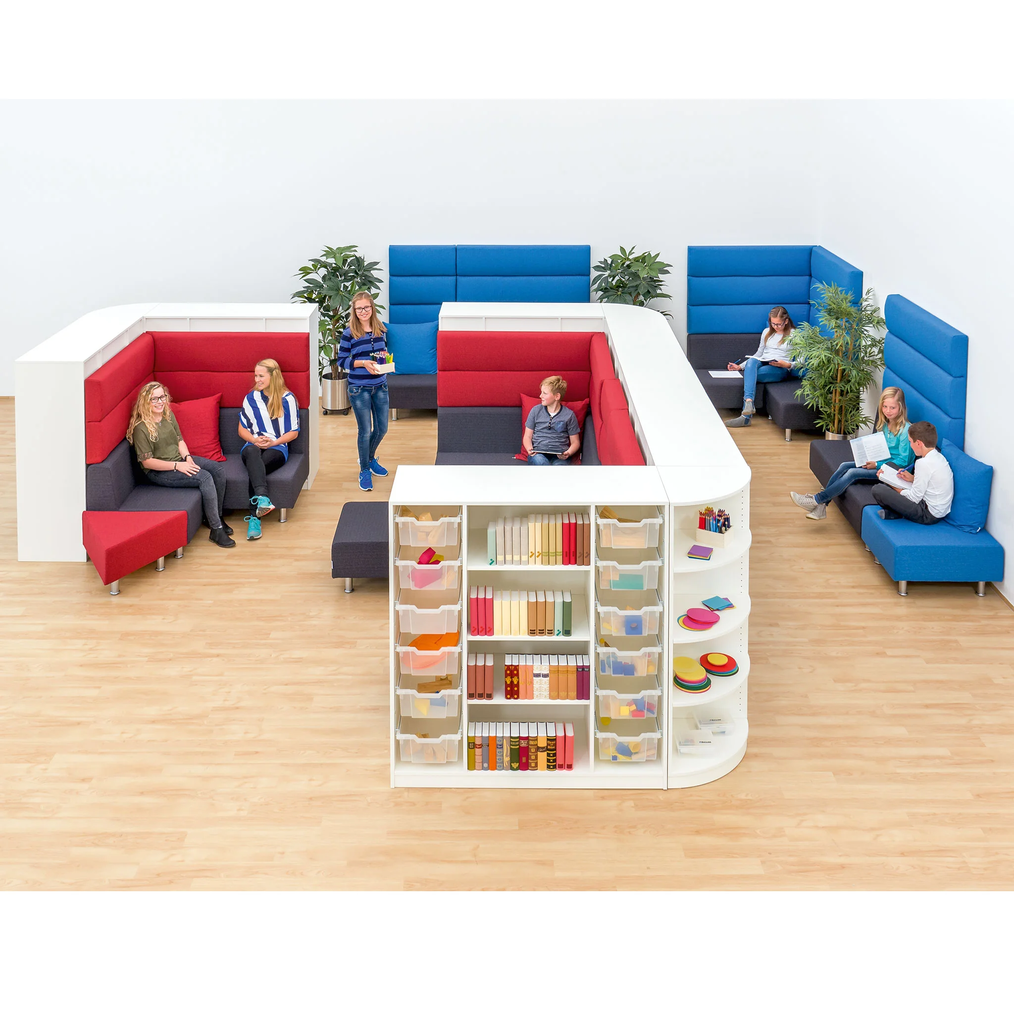 Loungebereich, Leseecke, Bücherregal, bunte Sitzgelegenheiten, Kinder-/Jugendbereich