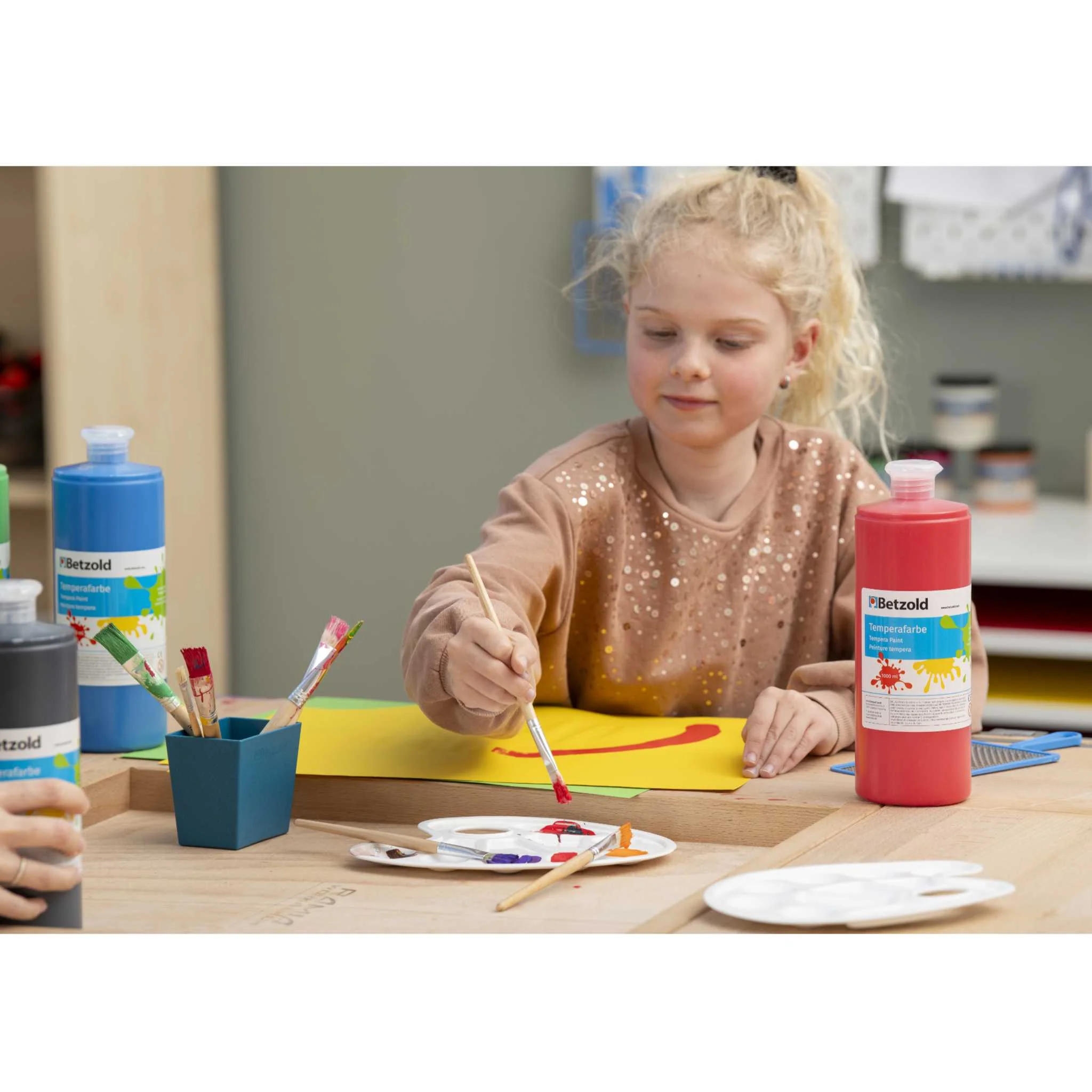 Kinderatelier, Malfarben, Pinsel, Bunte Farbpalette, Papierkarton