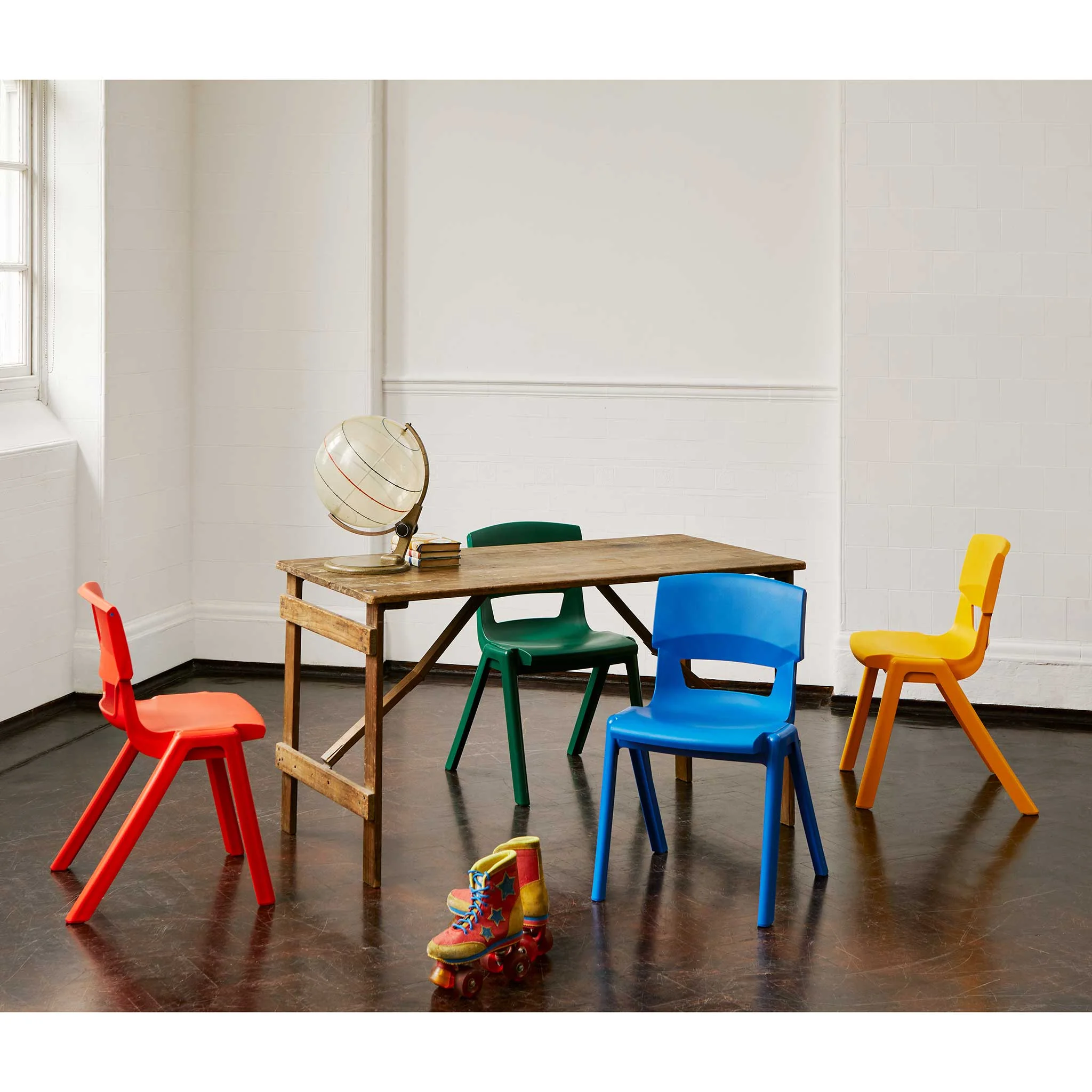 Kinderstuhl, Stuhlset, Holztisch, Globus, Rollschuhe